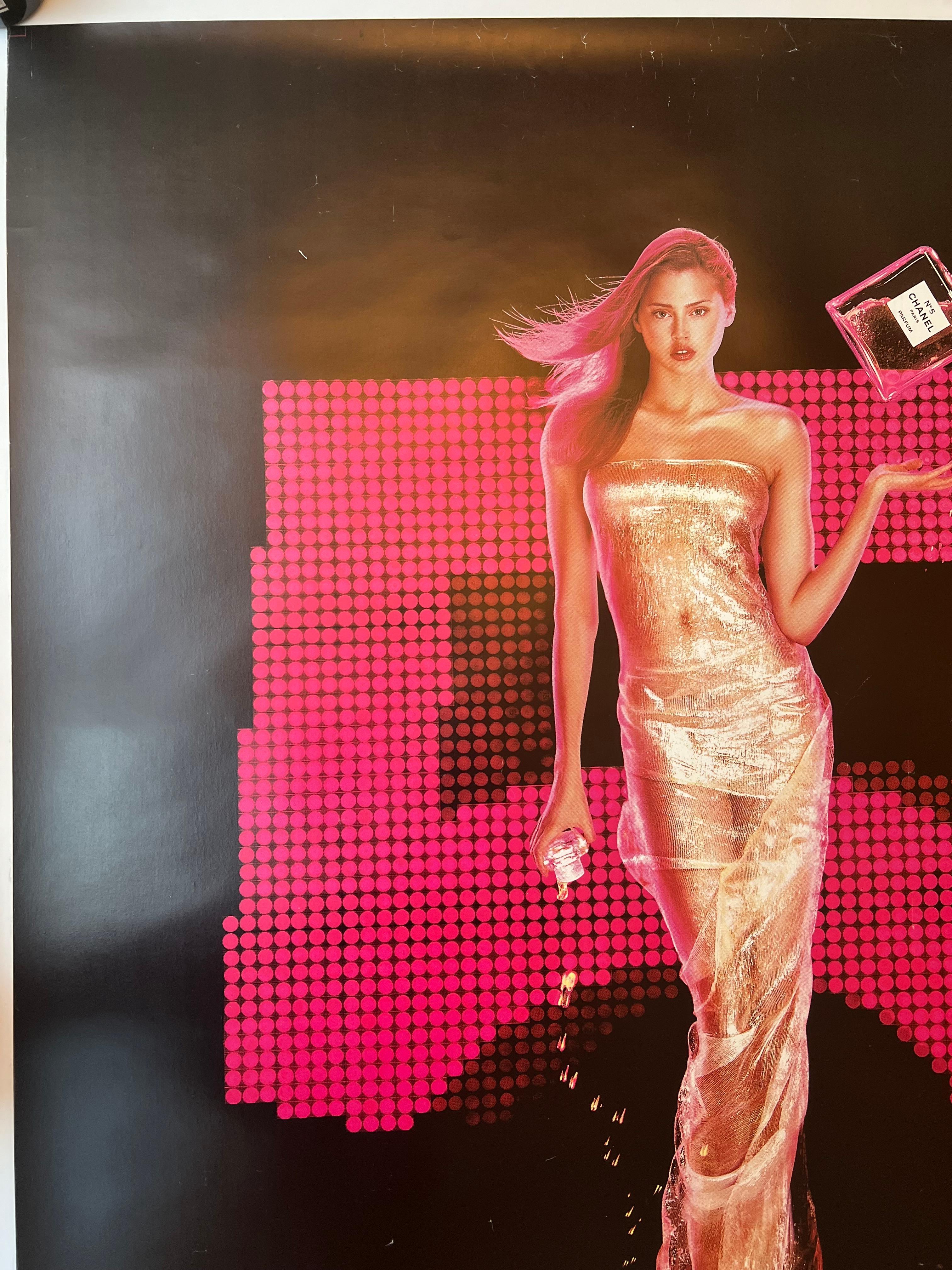 El infame cartel del Vestido Rojo Chanel nº 5 protagonizado por Estella Warren, obra del artista Jean Paul Goude, en el que aparece una cautivadora Estella con un impresionante vestido rojo, sobre un diseño atrevido y elegante. 

Se trata de un
