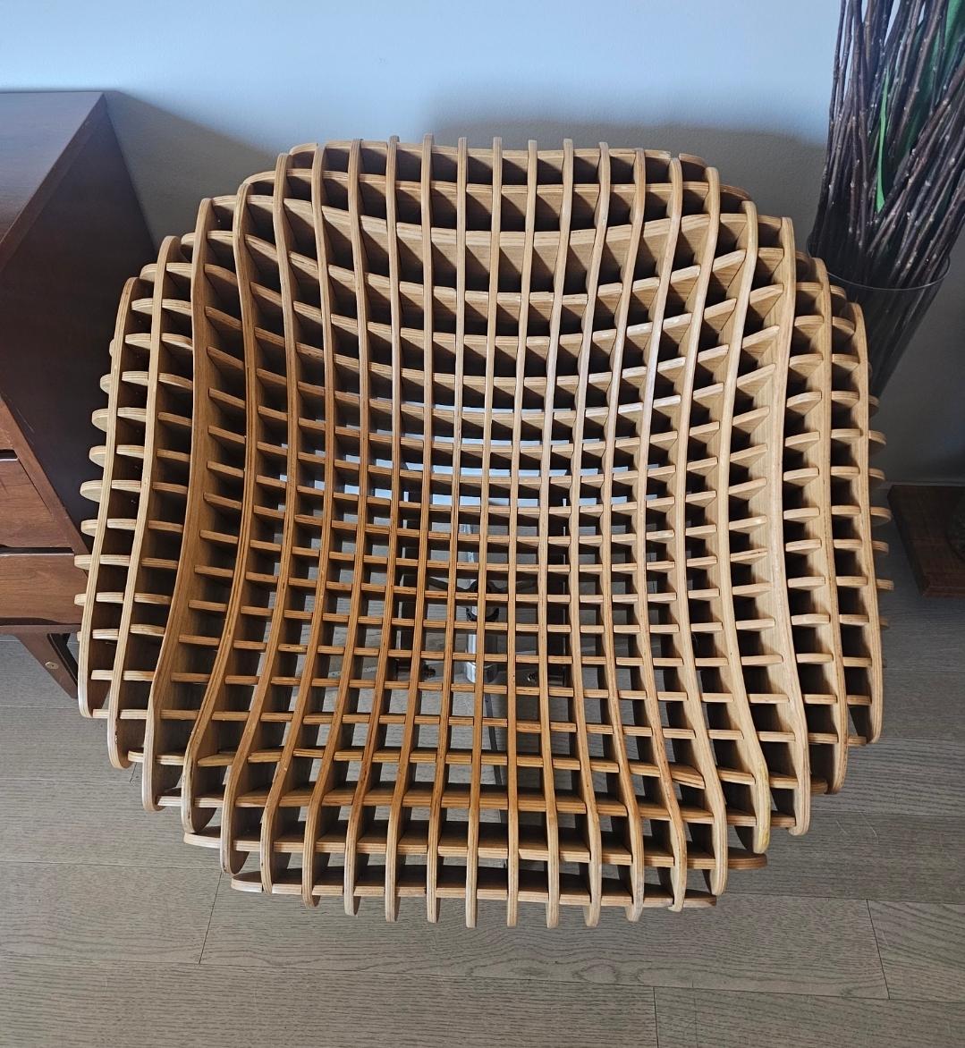 Contreplaqué de teck cintré. 
Une ingénierie magnifique. 
On dirait que Lloyds et Frank Lloyd Wright ont eu un bébé. 
Ce sera la pièce la plus unique de votre maison ou de votre bureau. 
Pivotement parfait. 
Pour être honnête, ce n'est pas le siège