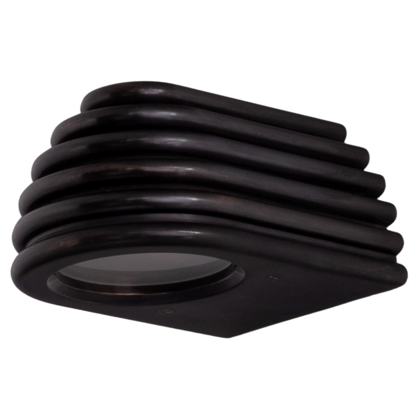 L'applique Insulator '0' en laiton foncé de NOVOCASTRIAN fabriquée en Grande-Bretagne en vente
