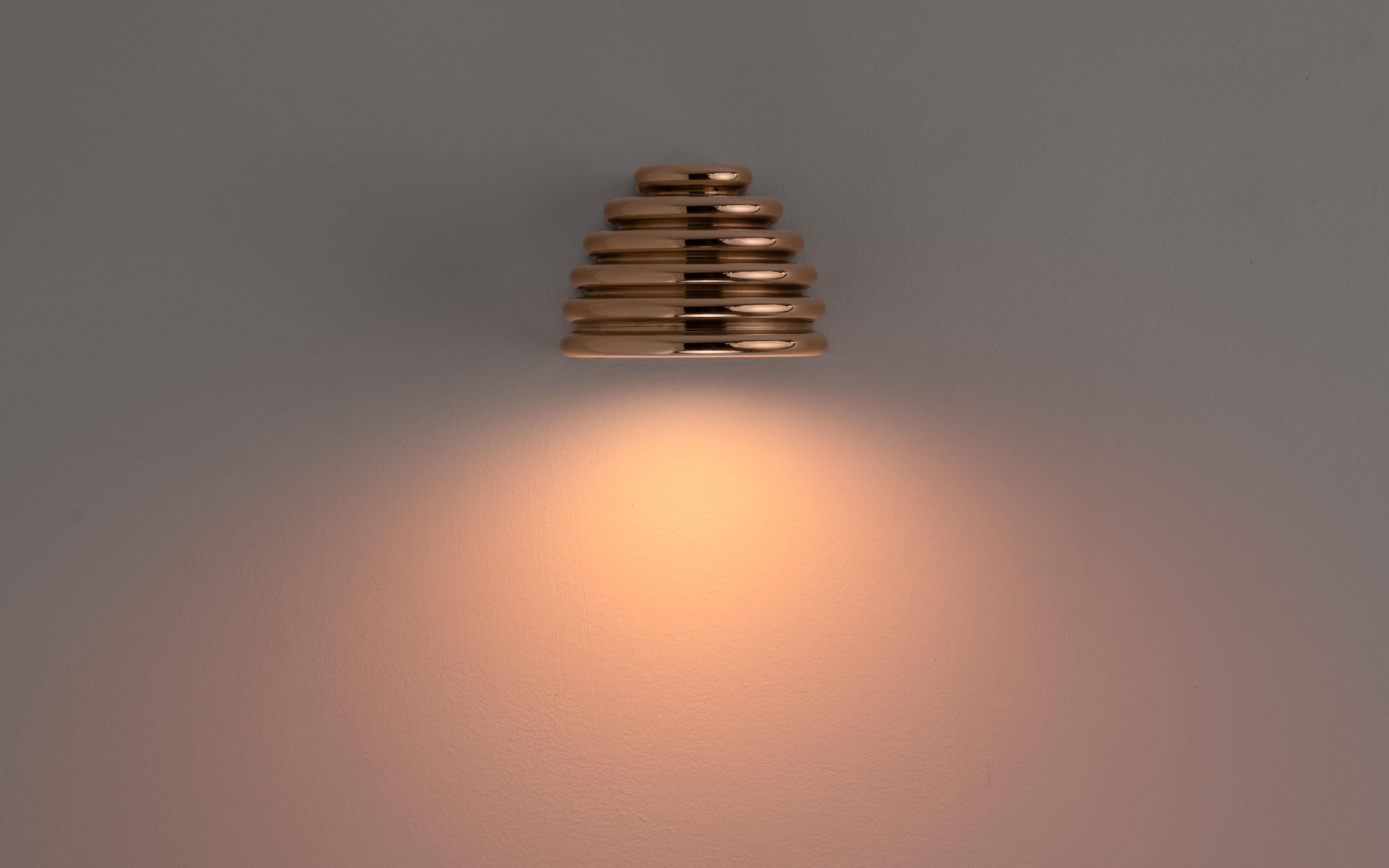 Art Déco L'apparecchio di illuminazione Insulator '0' in ottone lucido di NOVOCASTRIAN, prodotto in Gran Bretagna. in vendita
