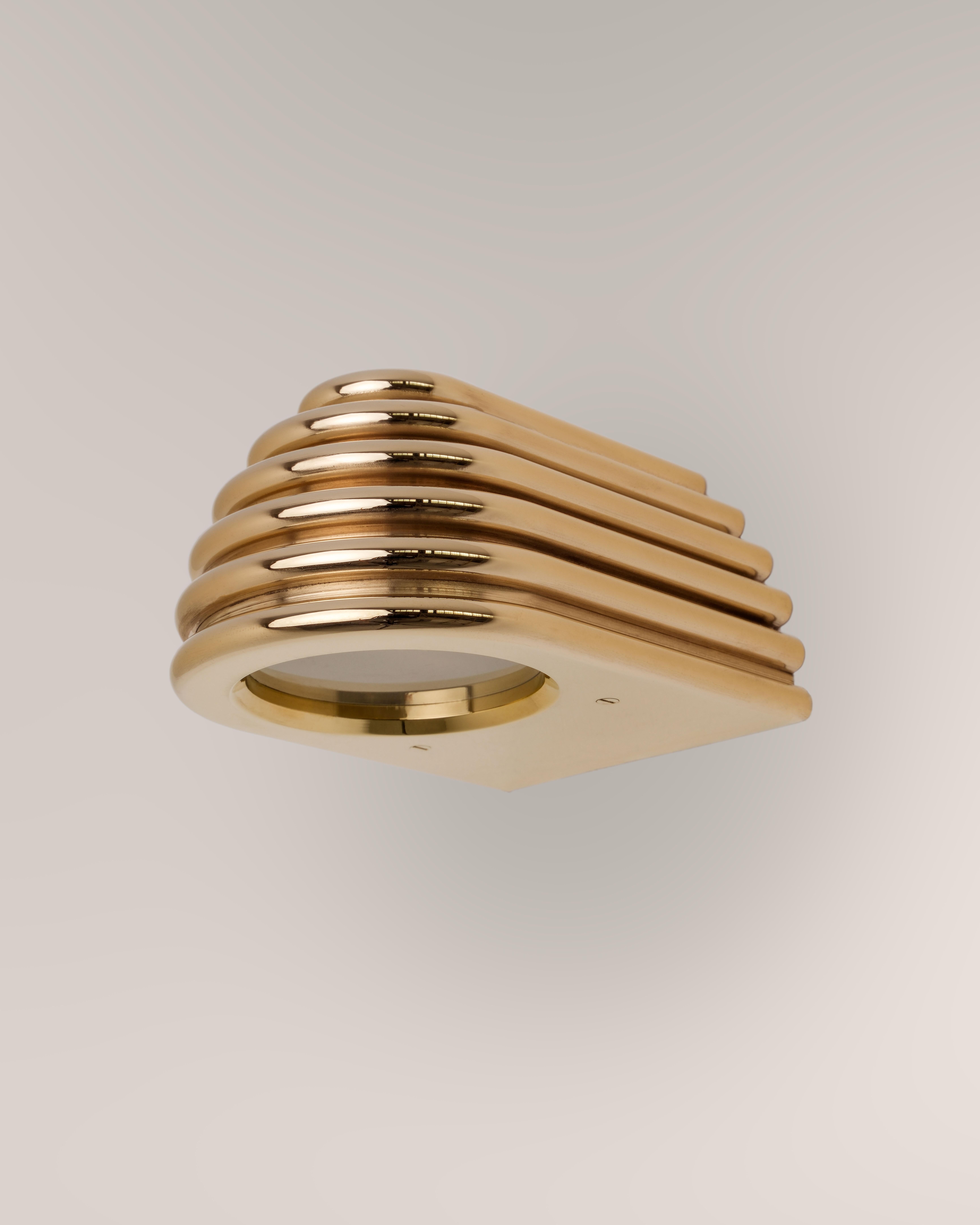 Ottone L'apparecchio di illuminazione Insulator '0' in ottone lucido di NOVOCASTRIAN, prodotto in Gran Bretagna. in vendita