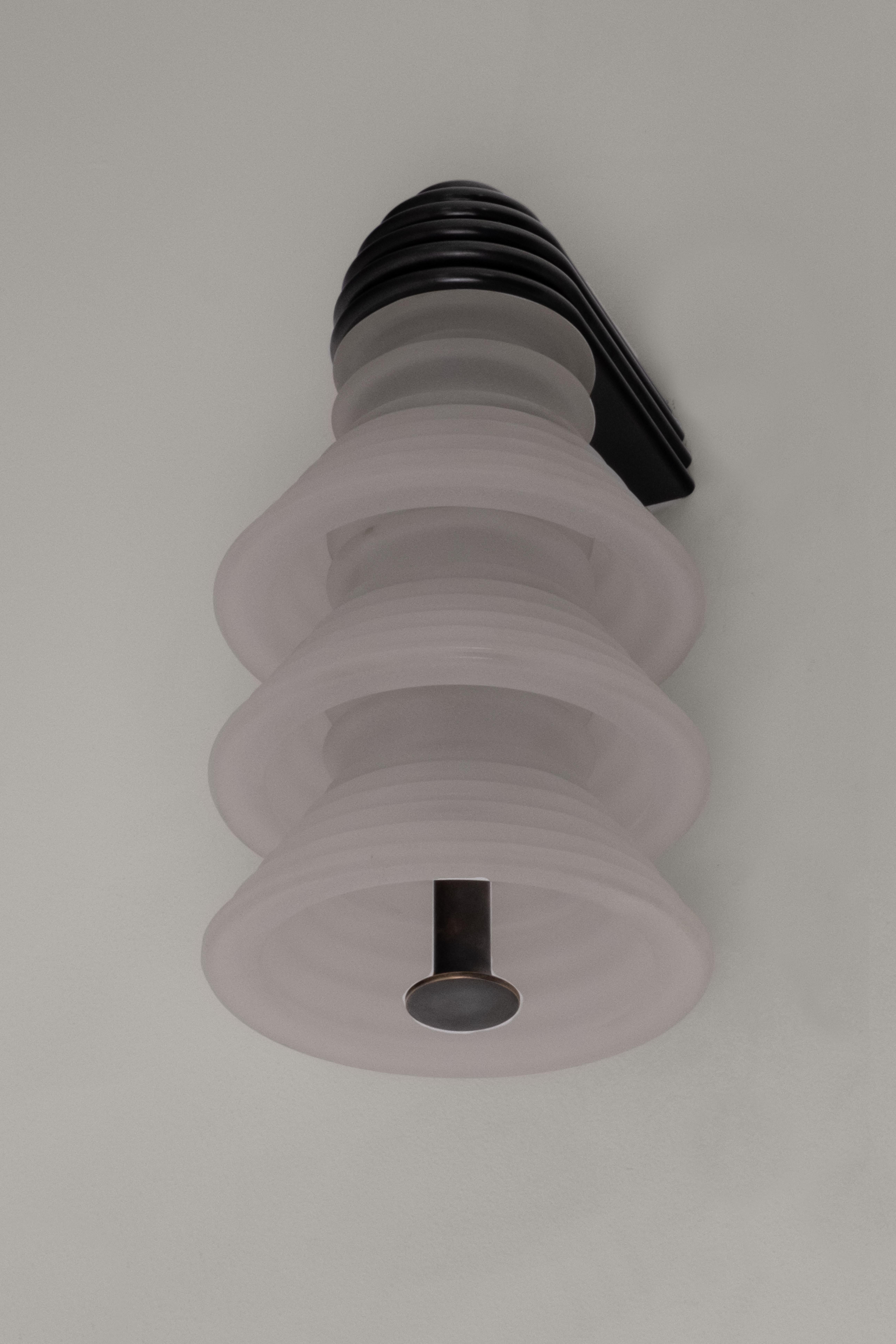 Art Déco L'applique Insulator '3A' in ottone scuro e vetro smerigliato di Novocastrian in vendita
