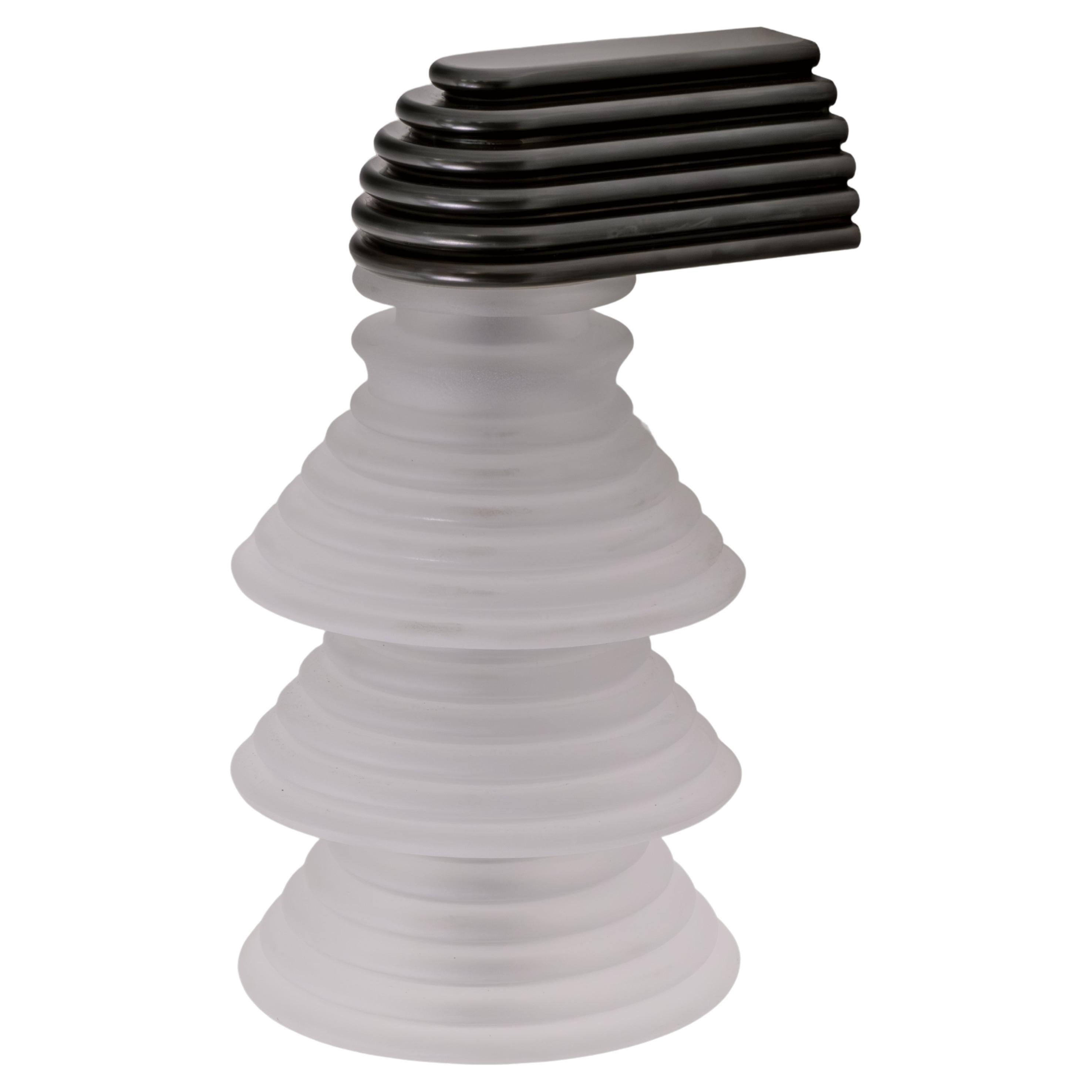 L'applique Insulator '3A' in ottone scuro e vetro smerigliato di Novocastrian