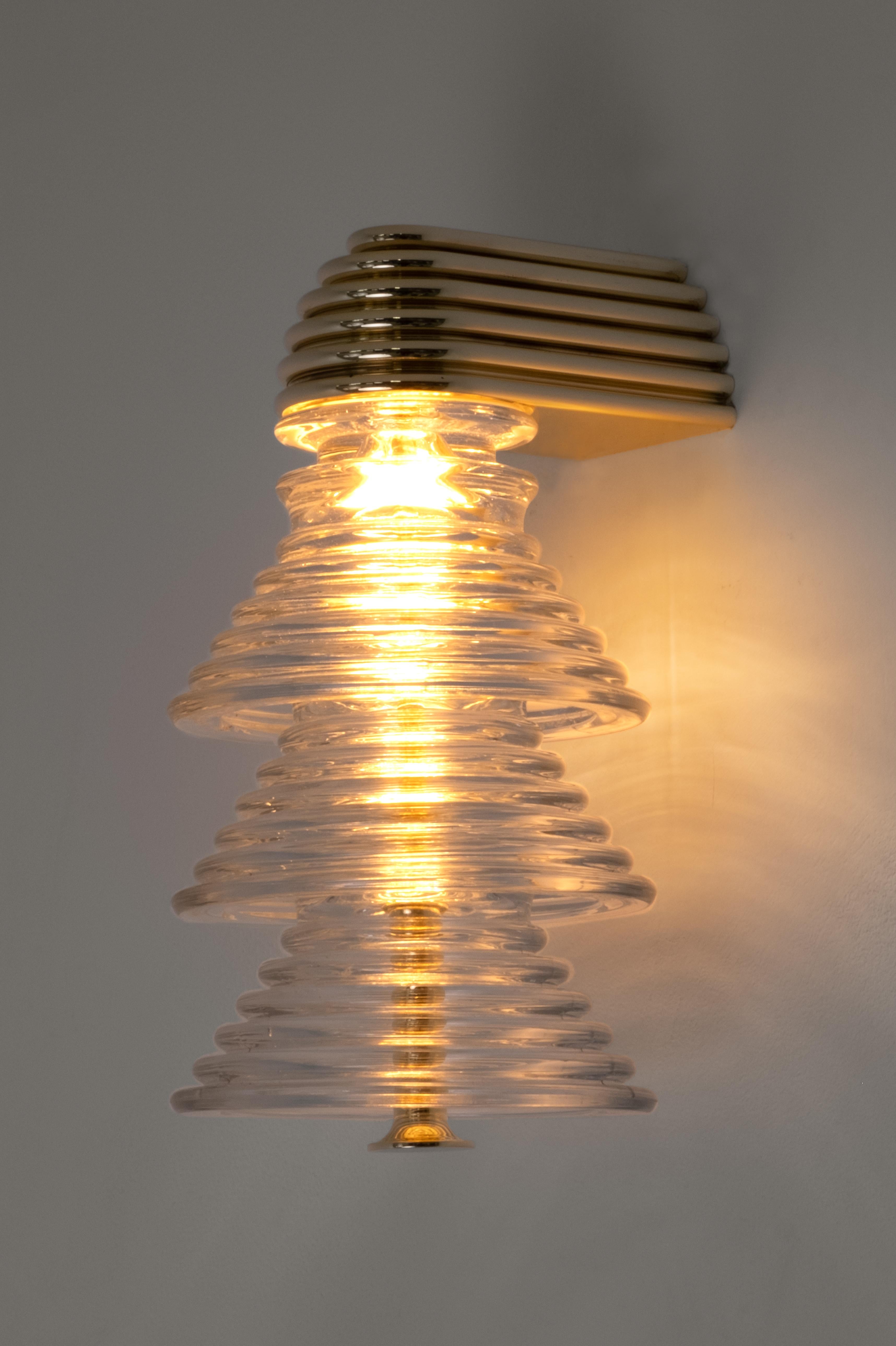 Art Déco L'apparecchio di illuminazione Insulator '3A' in ottone lucido e vetro trasparente di Novocastrian deco in vendita