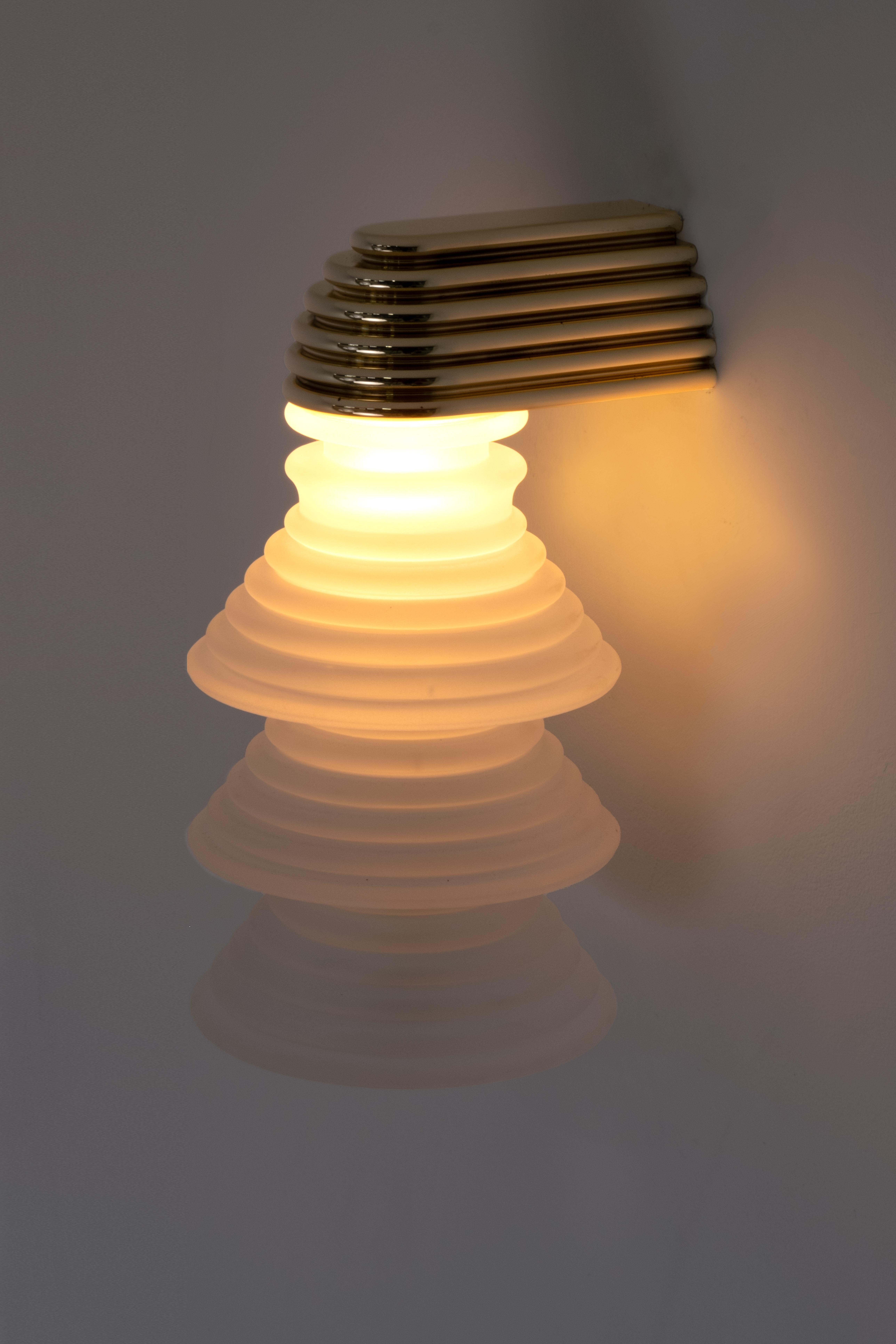 Art Déco L'apparecchio di illuminazione Insulator '3A' in ottone lucido e vetro smerigliato di Novocastrian in vendita
