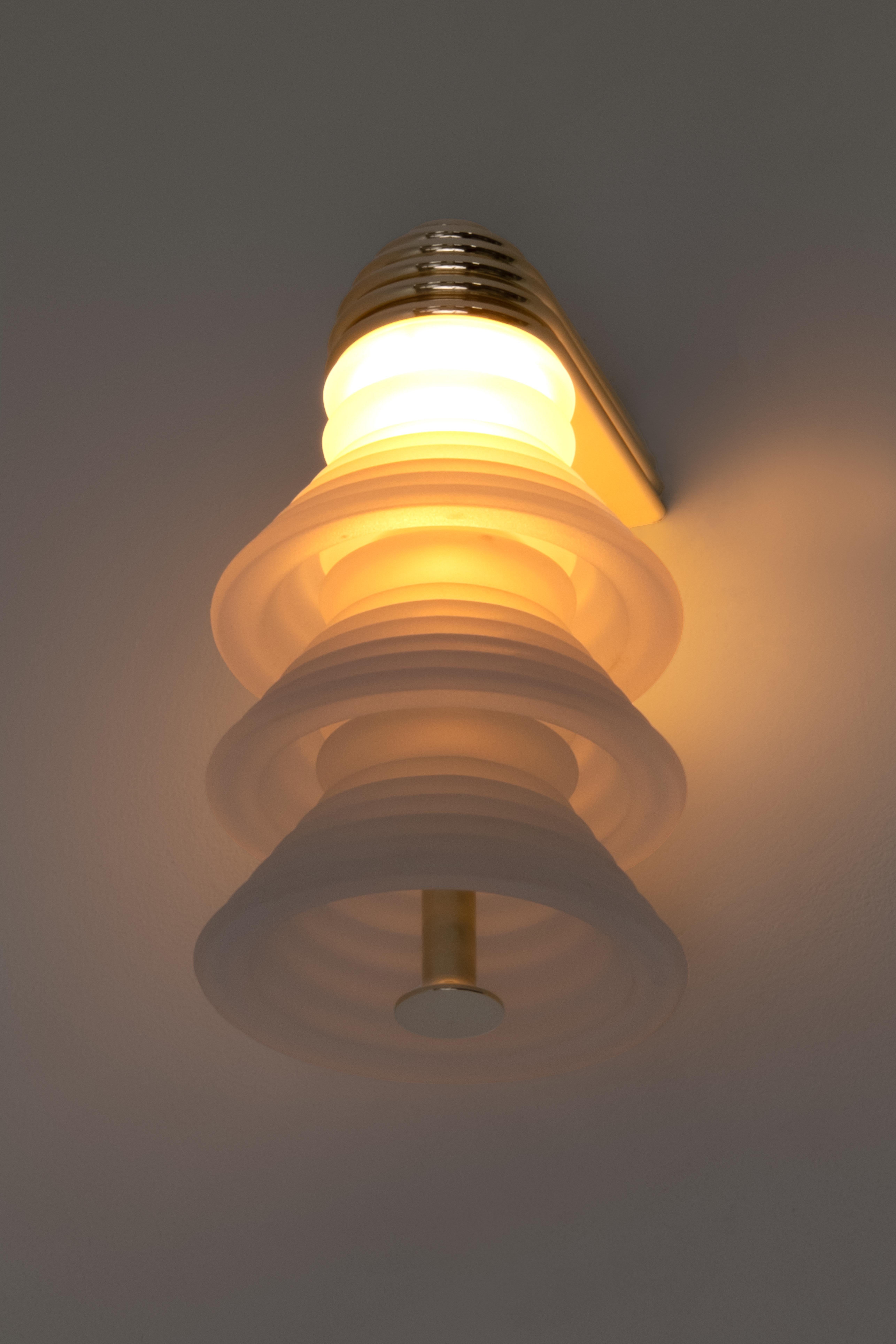 L'apparecchio di illuminazione Insulator '3A' in ottone lucido e vetro smerigliato di Novocastrian In condizioni Nuovo in vendita a Washington, GB