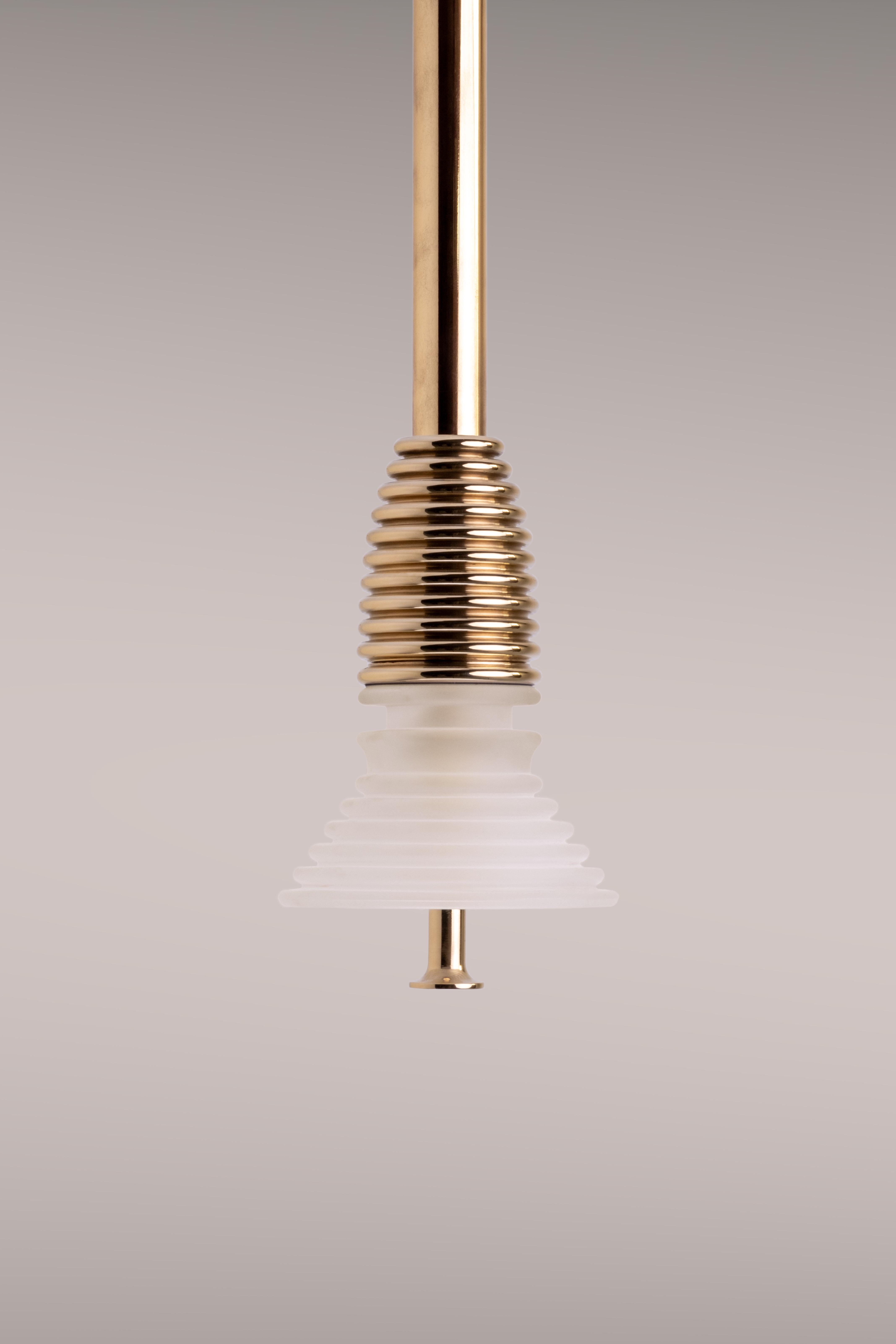 XXI secolo e contemporaneo Ciondolo Insulator 'A' in ottone lucido e vetro smerigliato di NOVOCASTRIAN in vendita