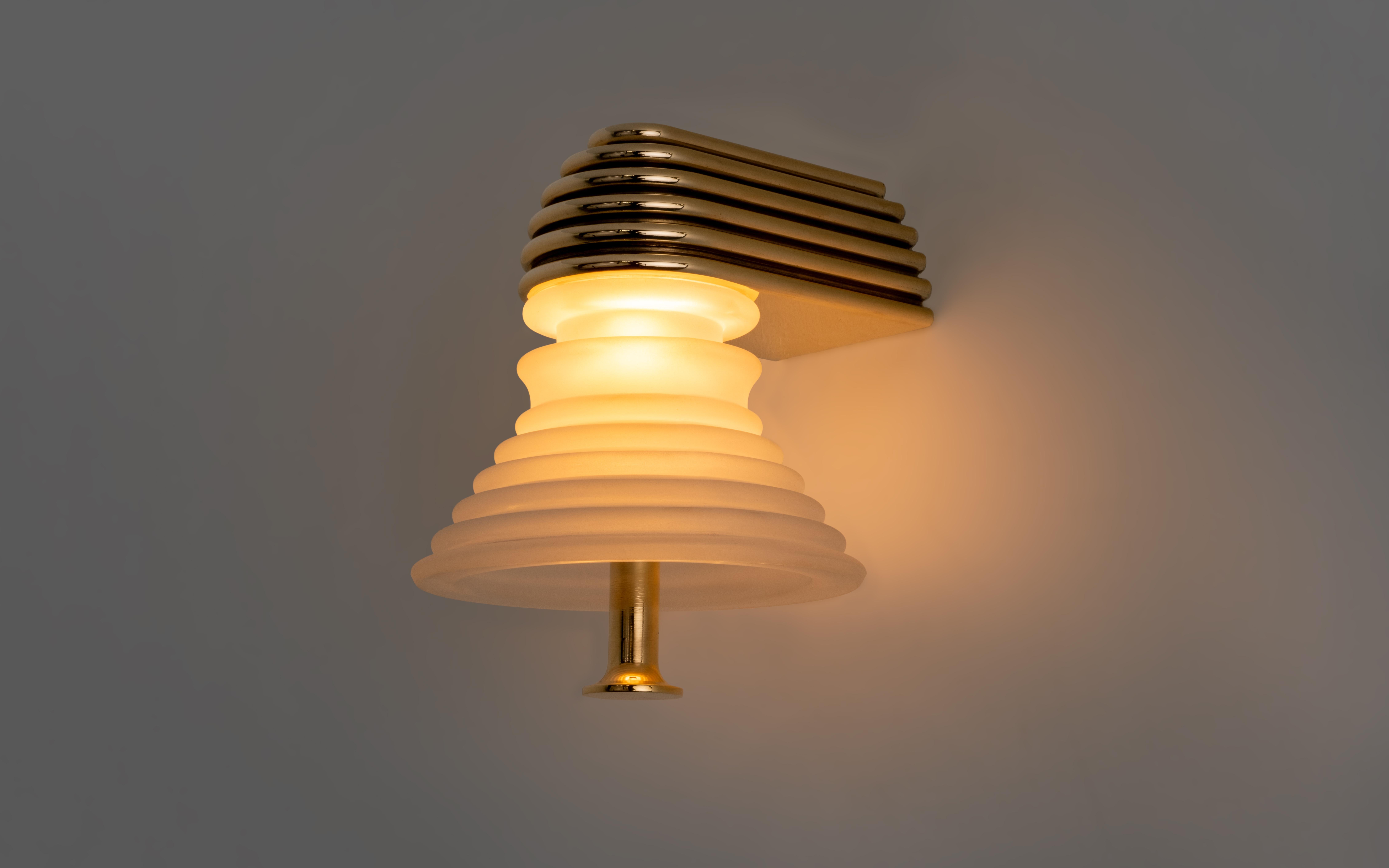 Moderno L'apparecchio di illuminazione Insulator 'A' in ottone lucido e vetro smerigliato di NOVOCASTRIAN dec in vendita