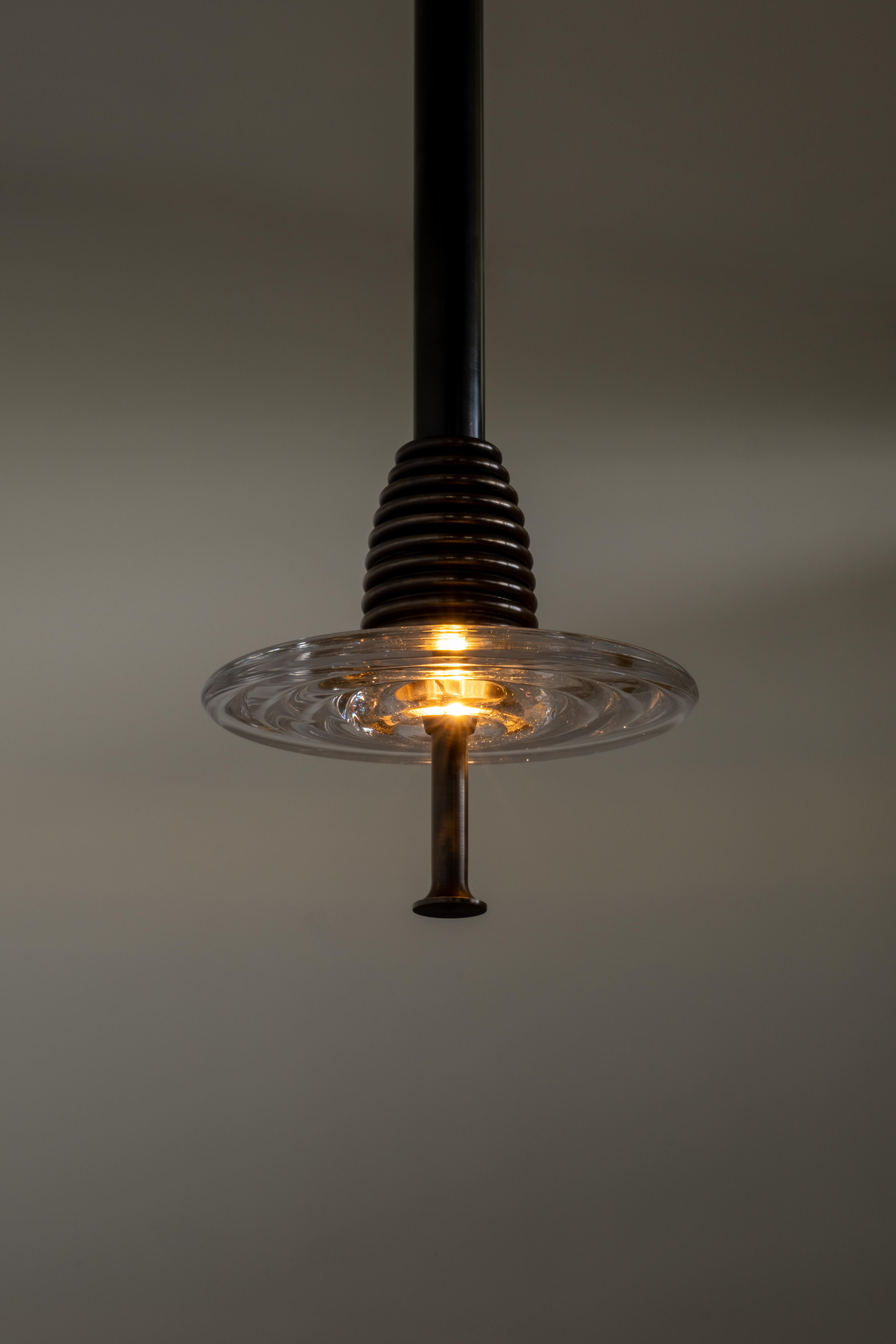 Moderno Ciondolo Insulator 'C' in ottone scuro e vetro trasparente di Novocastrian in vendita