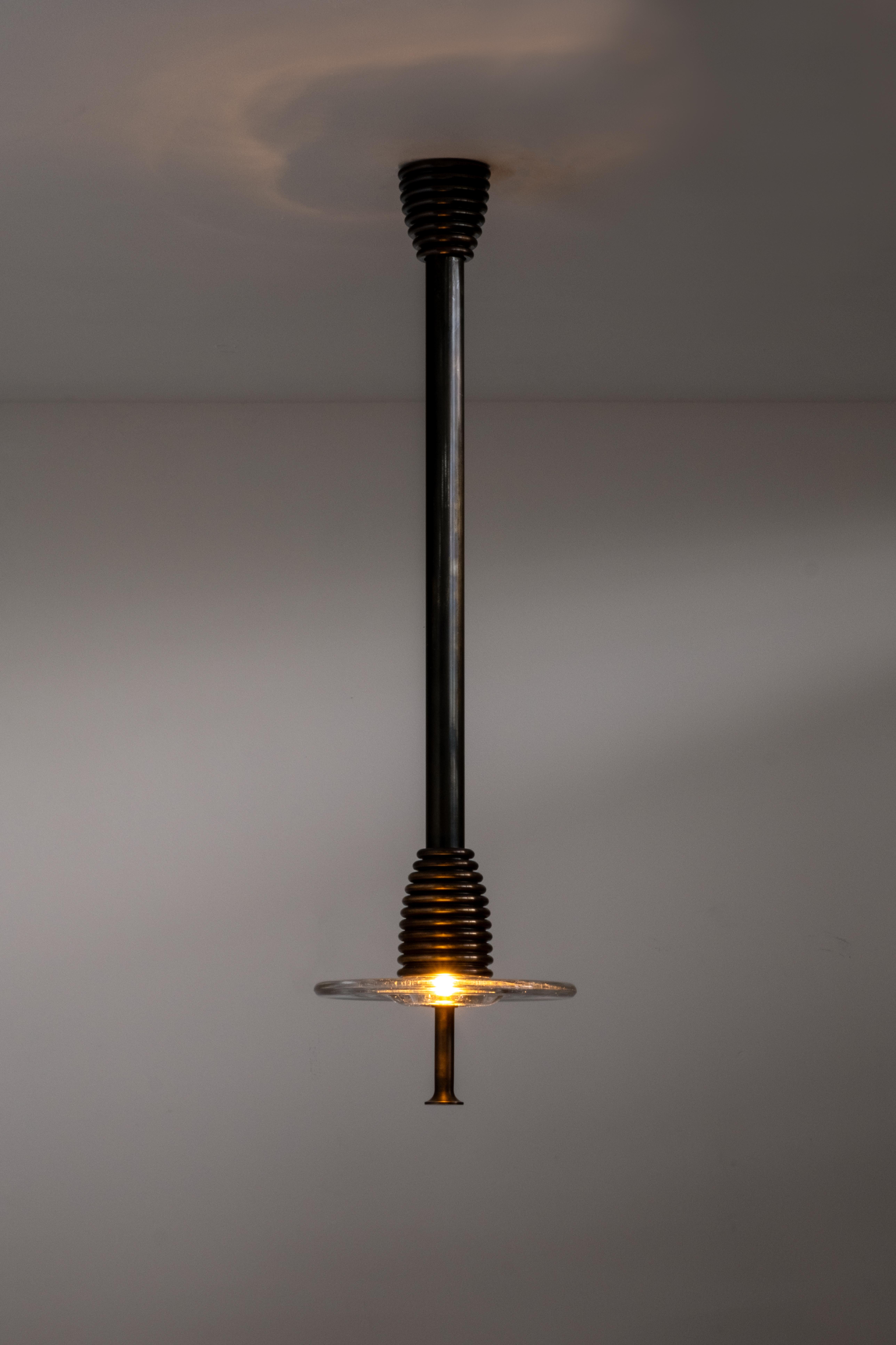 XXI secolo e contemporaneo Ciondolo Insulator 'C' in ottone scuro e vetro trasparente di Novocastrian in vendita