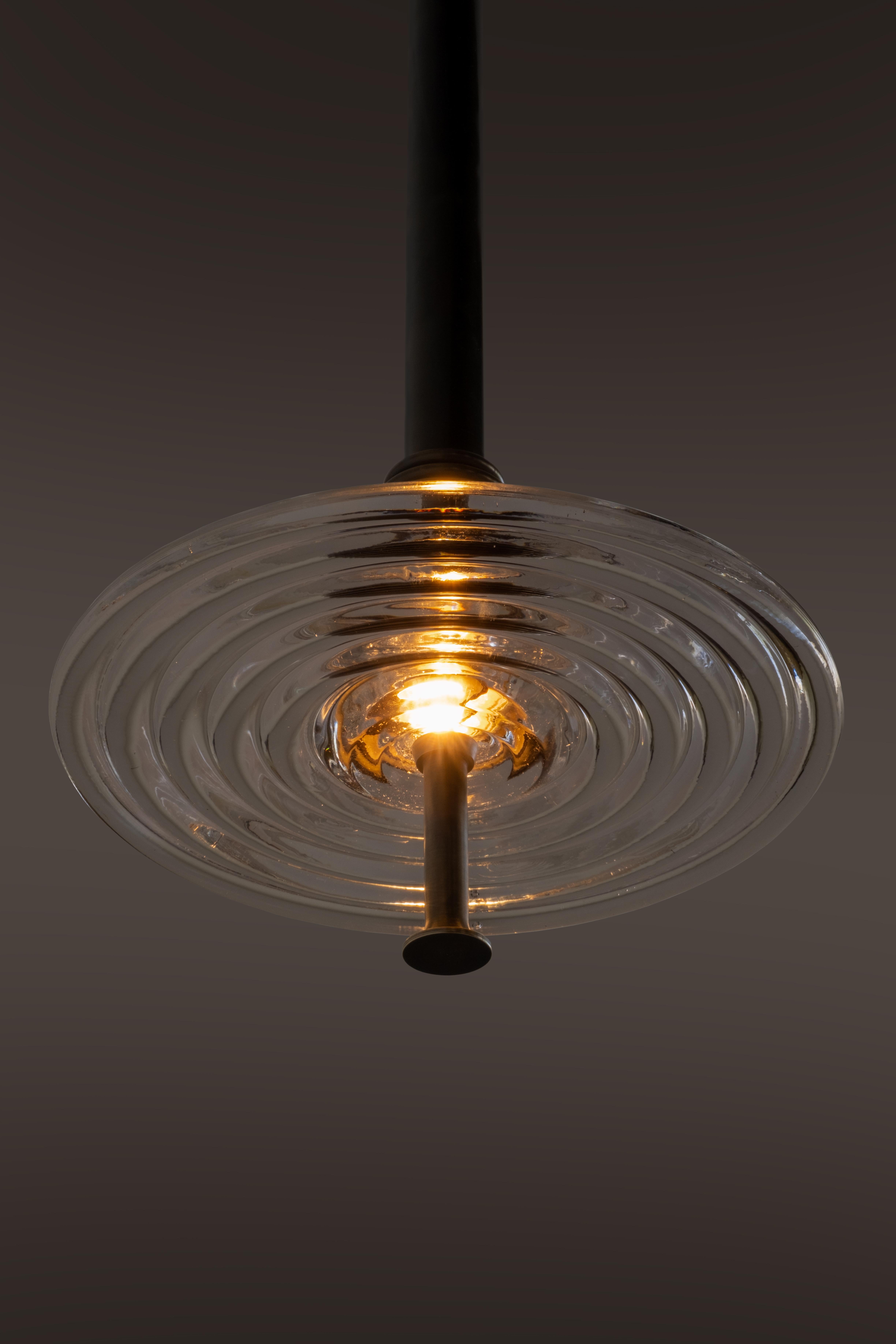 Moderno Ciondolo Insulator 'D' in ottone scuro e vetro trasparente di Novocastrian in vendita