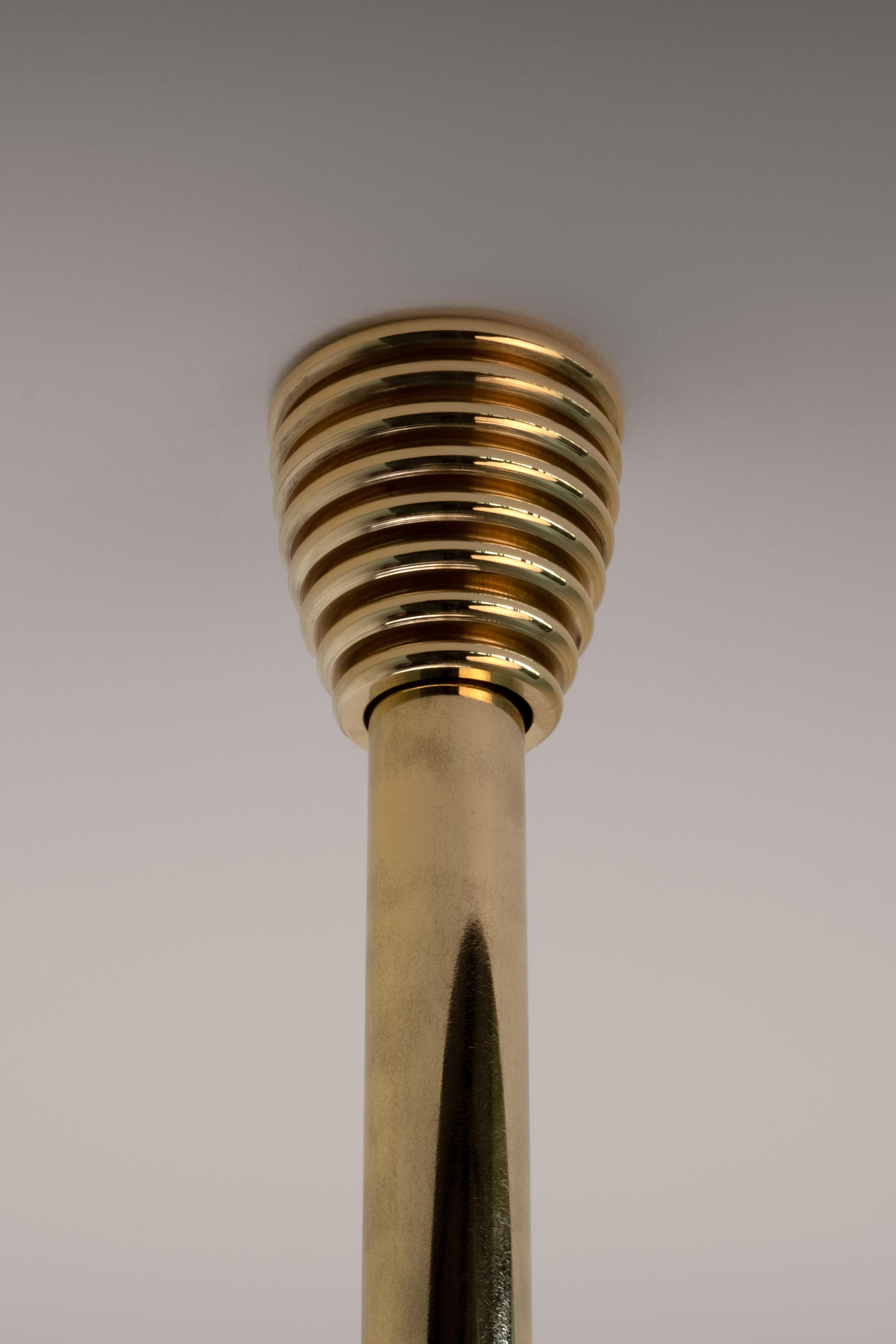 Moderno Ciondolo Insulator 'D' in ottone lucido e vetro trasparente di Novocastrian in vendita