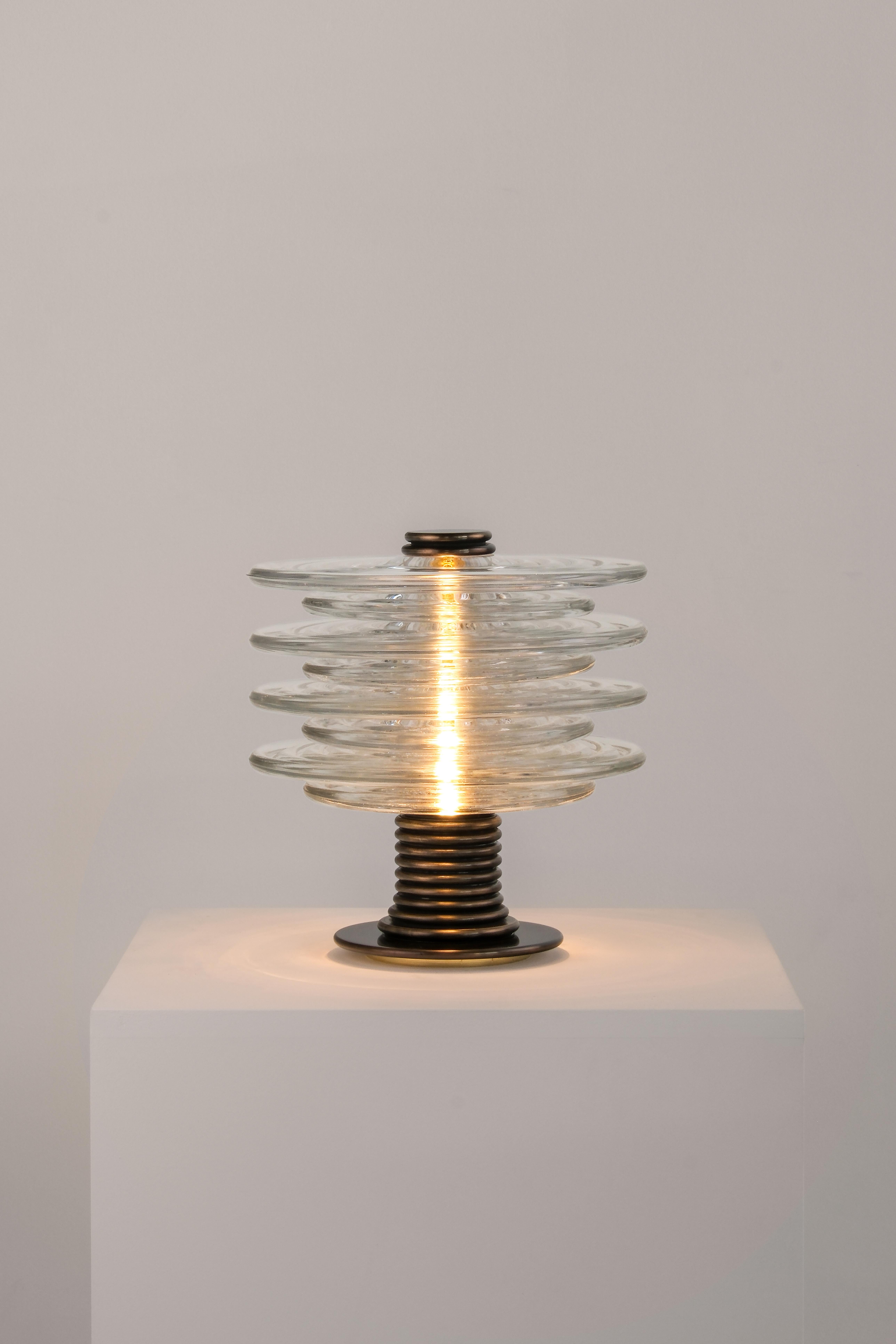 Moderne Lampe de table The Insulator en laiton foncé et verre transparent NOVOCASTRIAN en vente