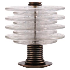 Die Insulator-Tischlampe aus dunklem Messing und klarem Glas von NOVOCASTRIAN