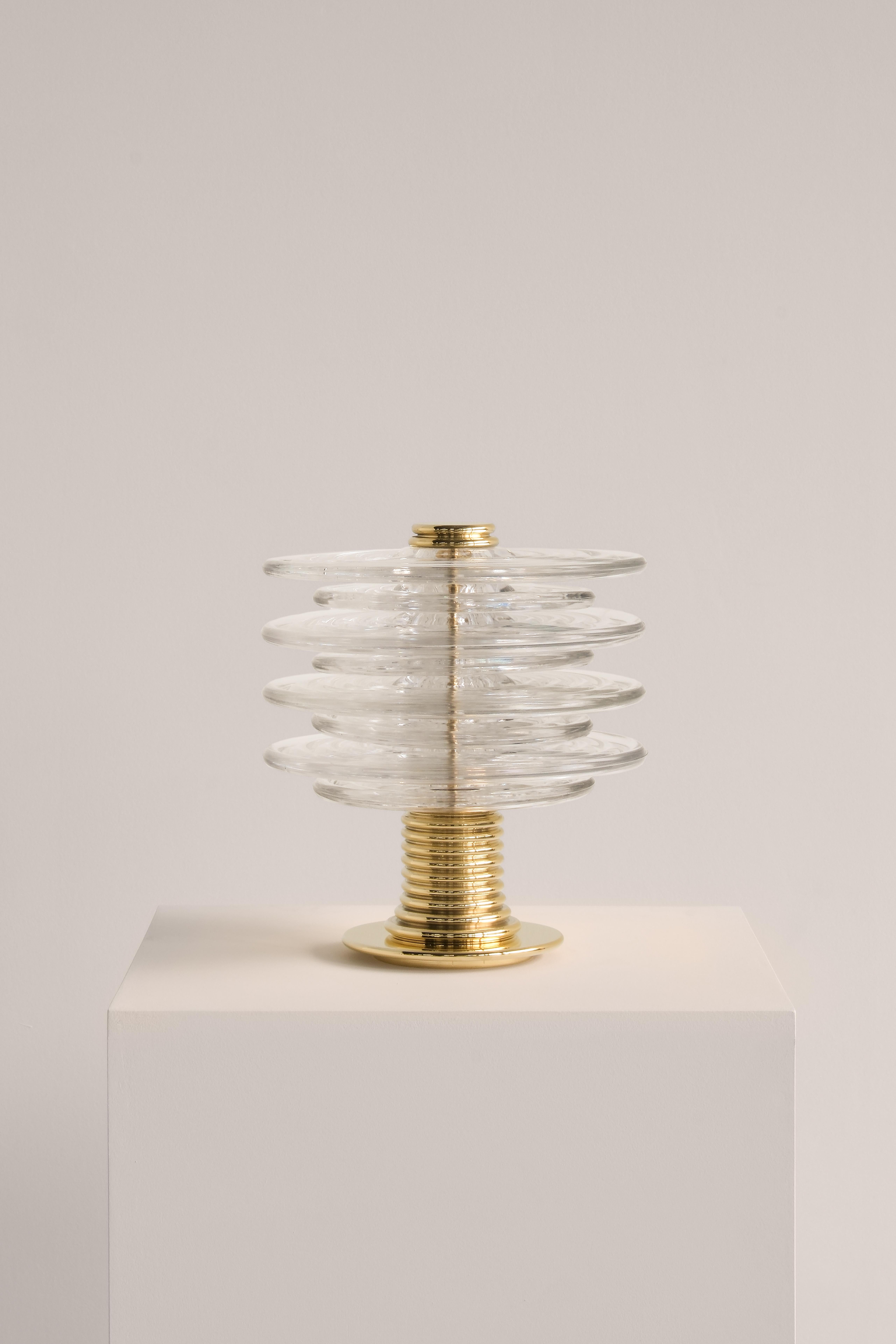 Britannico Lampada da tavolo Insulator in ottone lucido e vetro trasparente di Novocastrian in vendita