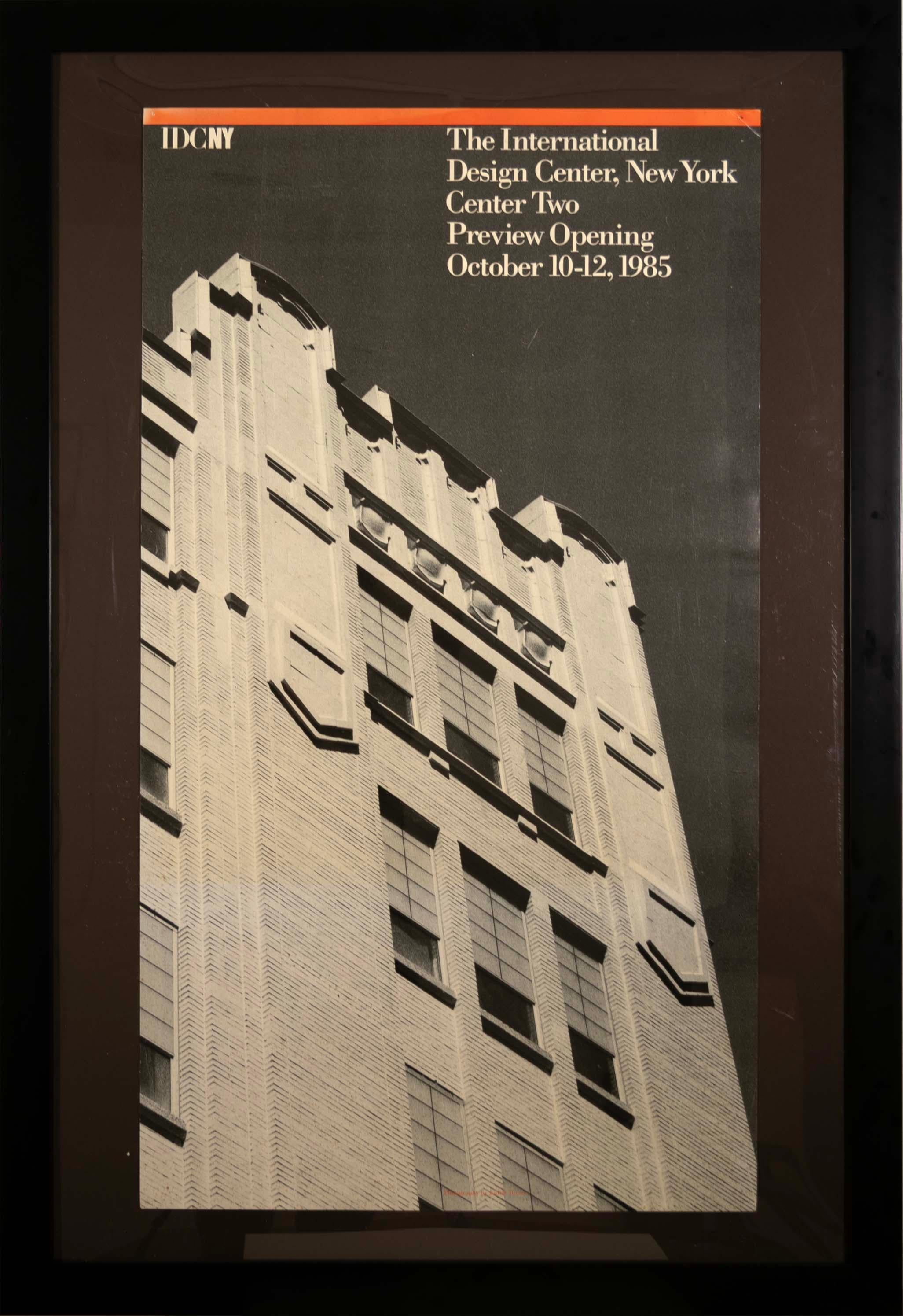 Ein grafisches, gerahmtes Originalplakat für die Eröffnung des New York International Design Center im Jahr 1985. Ein wunderschönes Poster mit einem herrlichen Schwarz-Weiß-Foto des Gebäudes von Judith Turner. Das Gebäude, 200 Lexington Ave., wurde