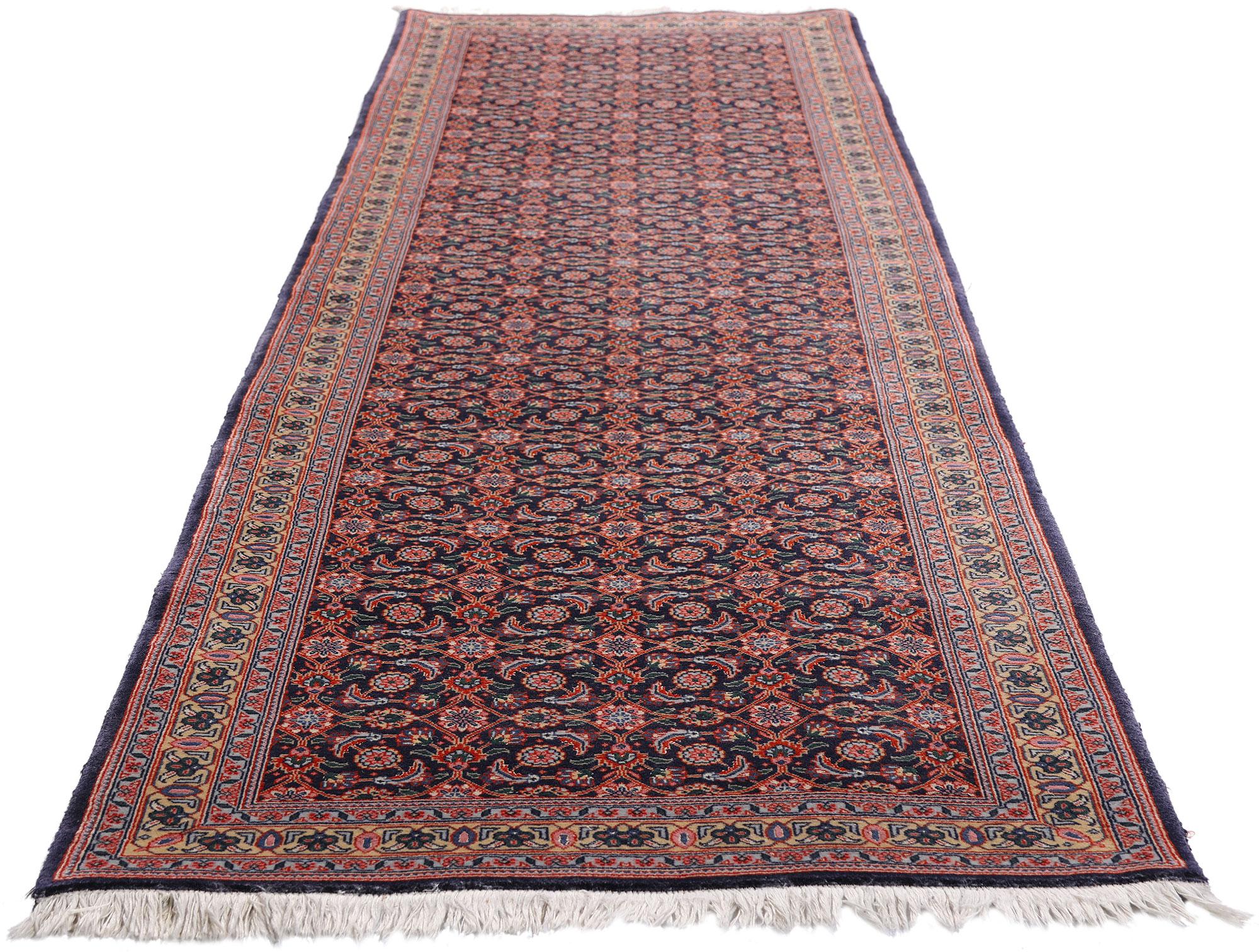L'Elegance du fer : Un chemin de table vintage en Bijar persan d'un prestige intemporel en vente 2