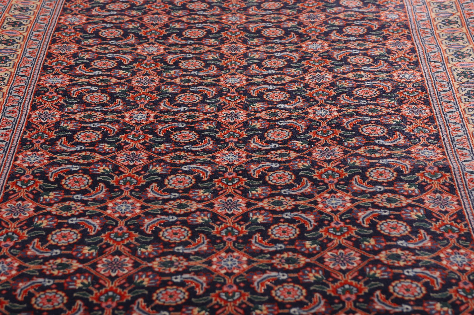 Noué à la main L'Elegance du fer : Un chemin de table vintage en Bijar persan d'un prestige intemporel en vente