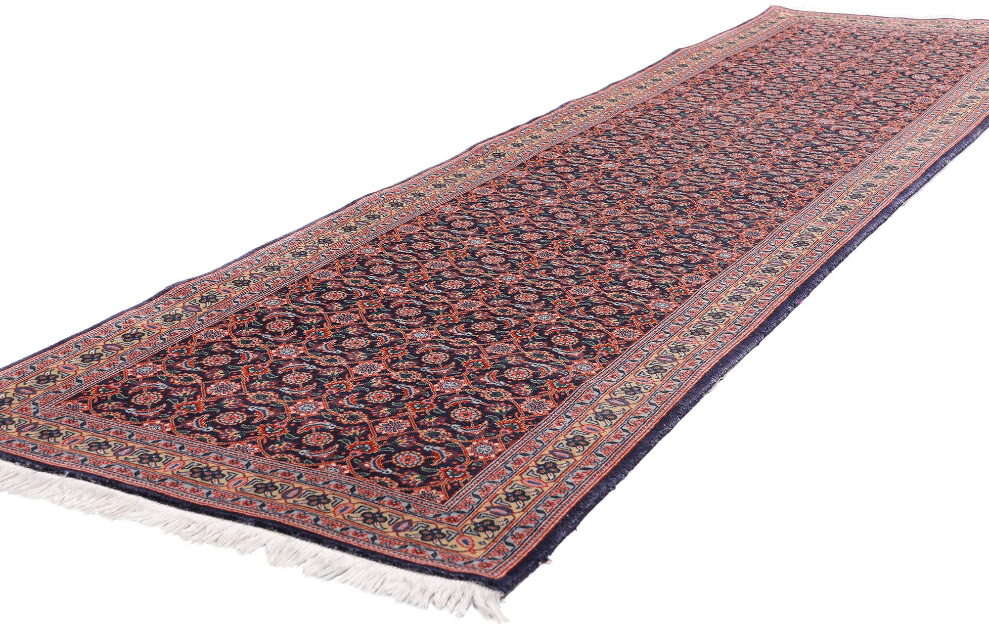20ième siècle L'Elegance du fer : Un chemin de table vintage en Bijar persan d'un prestige intemporel en vente