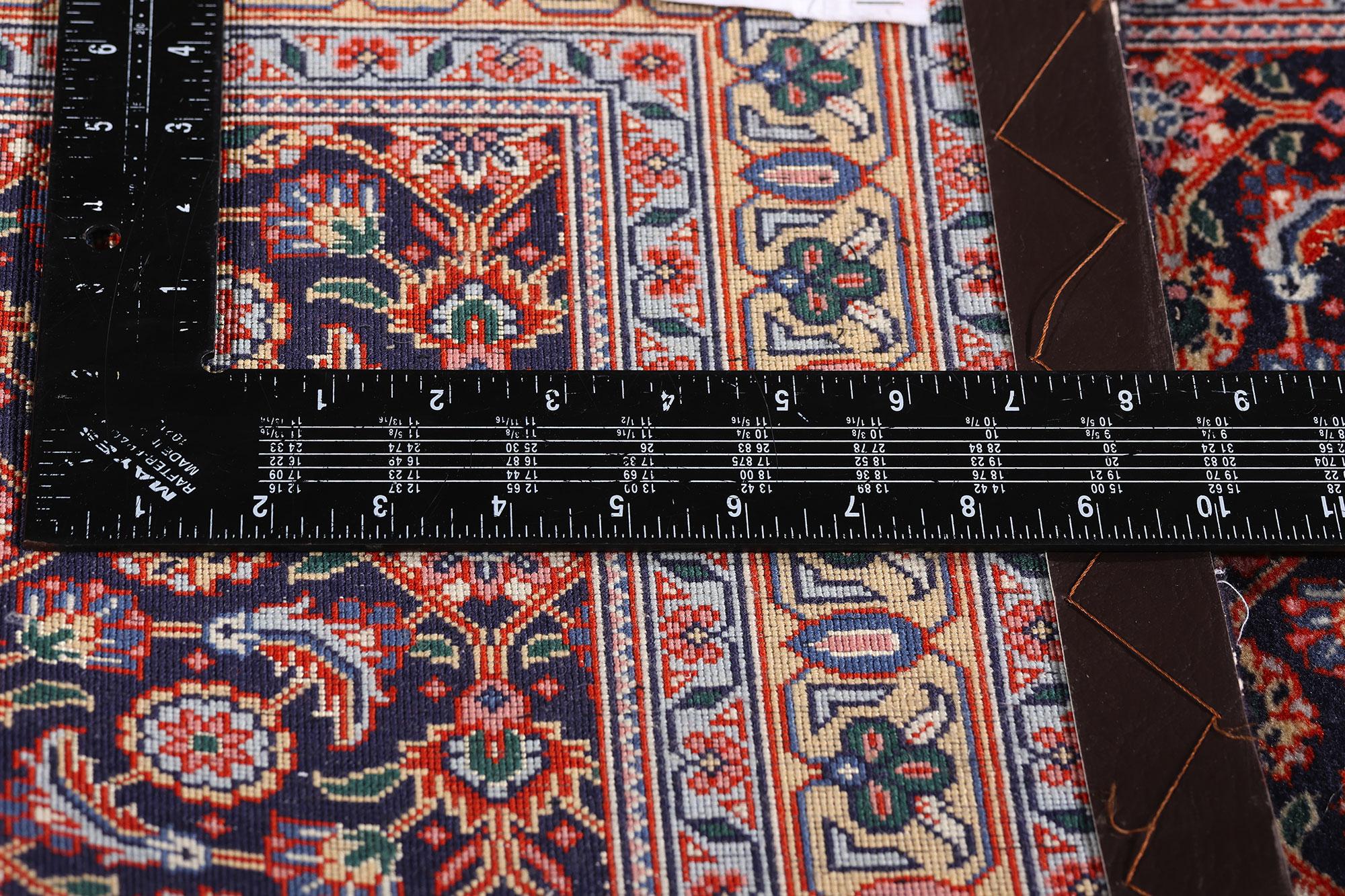 L'Elegance du fer : Un chemin de table vintage en Bijar persan d'un prestige intemporel en vente 1