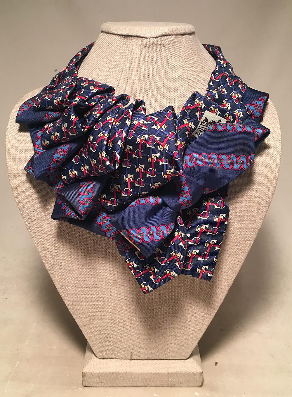Cravates en soie vintage d'Artistics et de Neiman Marcus, artistiquement arrangées en un magnifique collier ascot. Cravate vintage Hermes bleu marine avec imprimé rouge et bleu clair. Signé Hermes, 100% soie, fabriqué en France. Cravate vintage