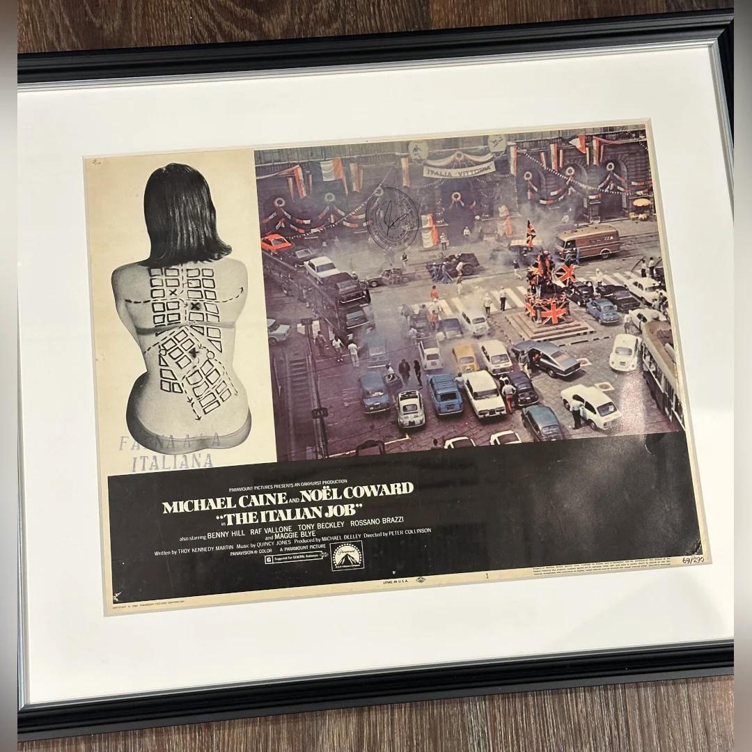 The Italian Job (1969) - FRAMED
Carte de lobby (11 X 14 pouces)

Original US Lobby Card #1.

Cette carte de lobby représente la scène de l'embouteillage dans The Italian Job . Il aurait été utilisé dans un cinéma en Argentine en 1969, lors de la