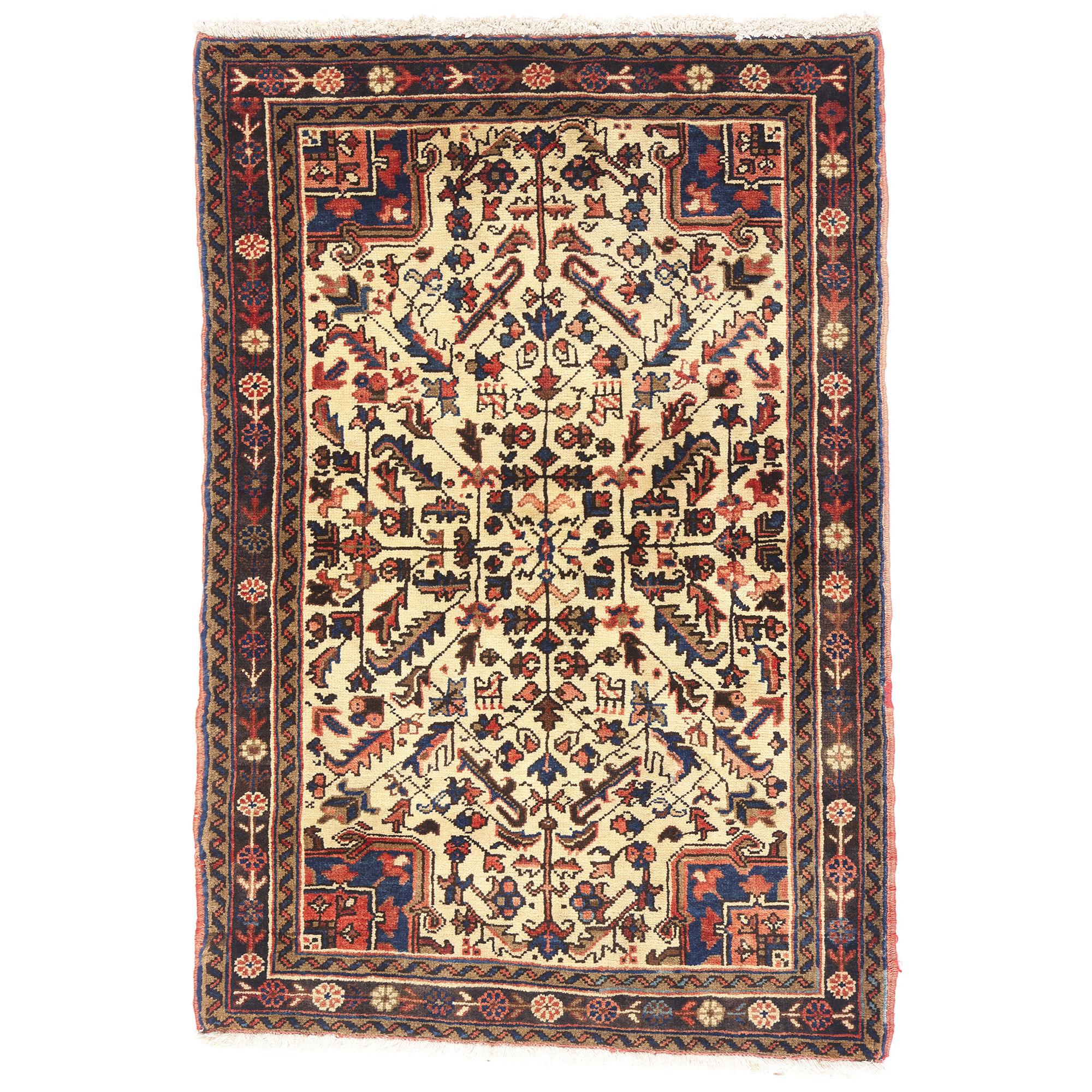 The Ivory Sovereign: A Rare Allover Heriz Masterpiece of Regal Tribal Elegance en venta 3