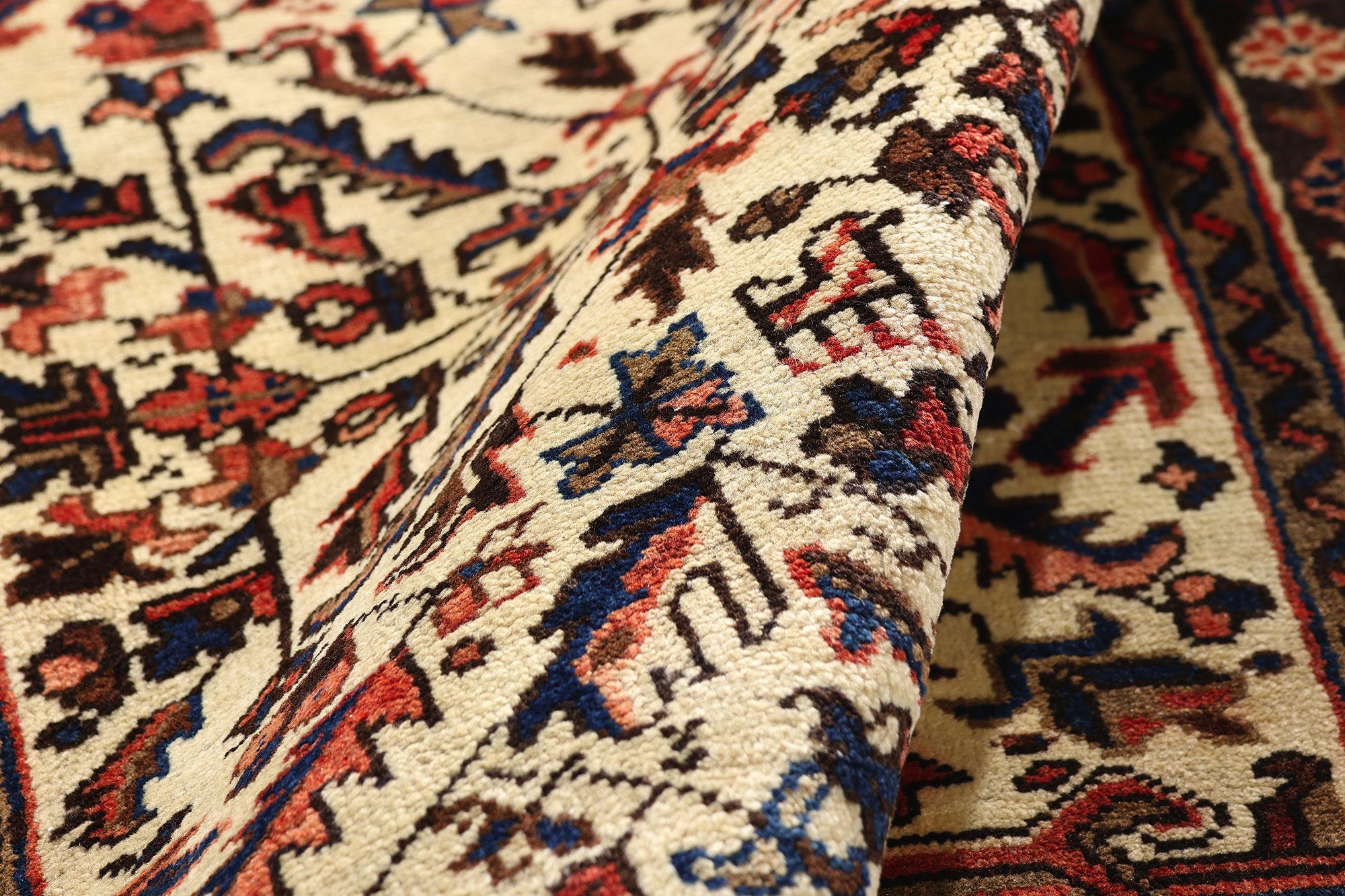 The Ivory Sovereign: A Rare Allover Heriz Masterpiece of Regal Tribal Elegance en Bueno estado para la venta en Dallas, TX