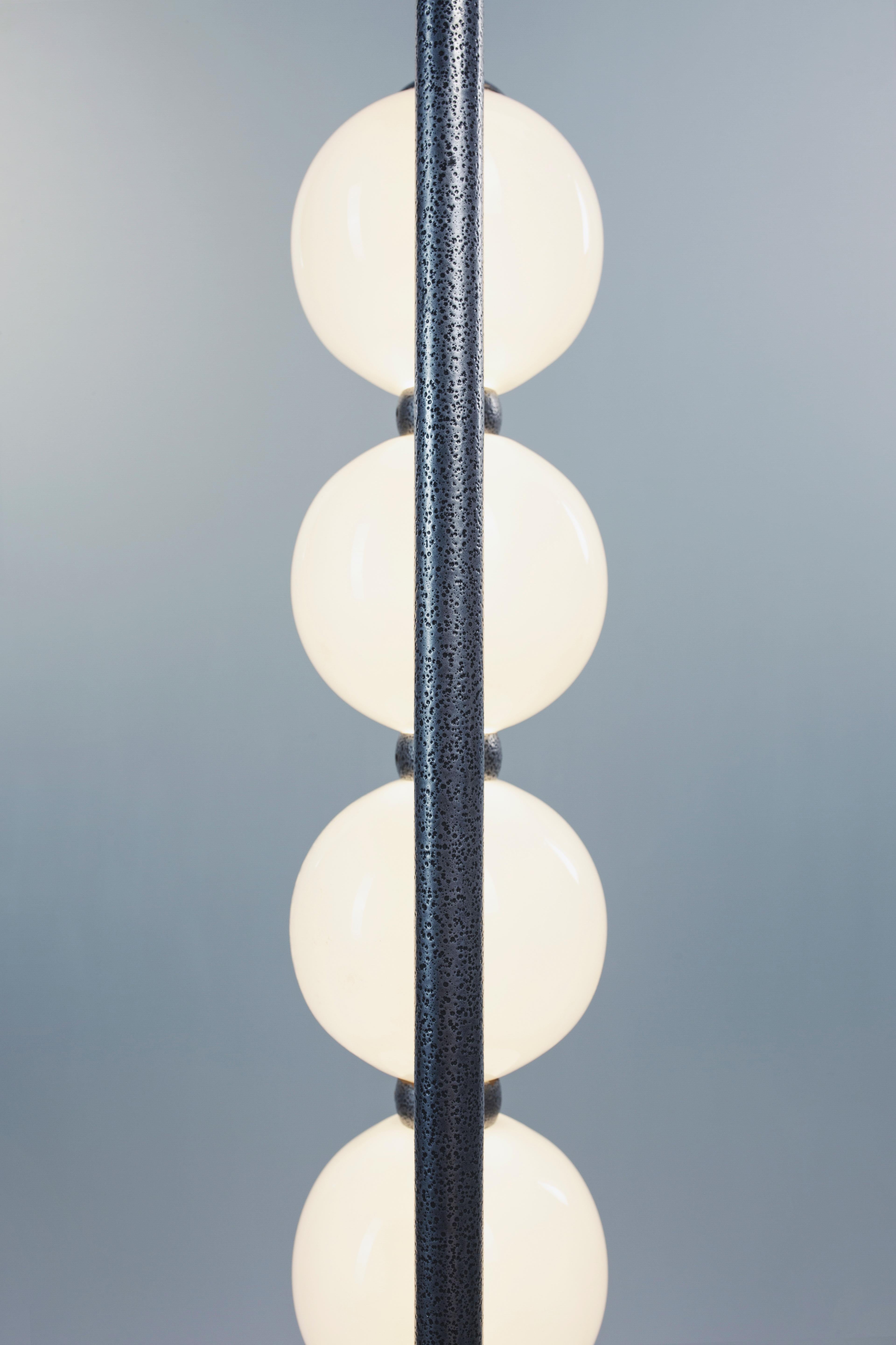 Bauhaus La lampe sur pied J avec LED intégrées et laiton en vente