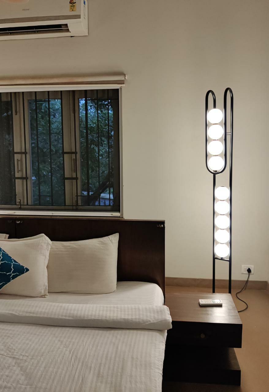 Lampe sur pied J avec LED intégrées et acier fondu poudré en vente 10