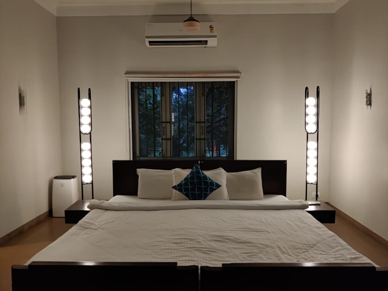 Lampe sur pied J avec LED intégrées et acier fondu poudré en vente 11