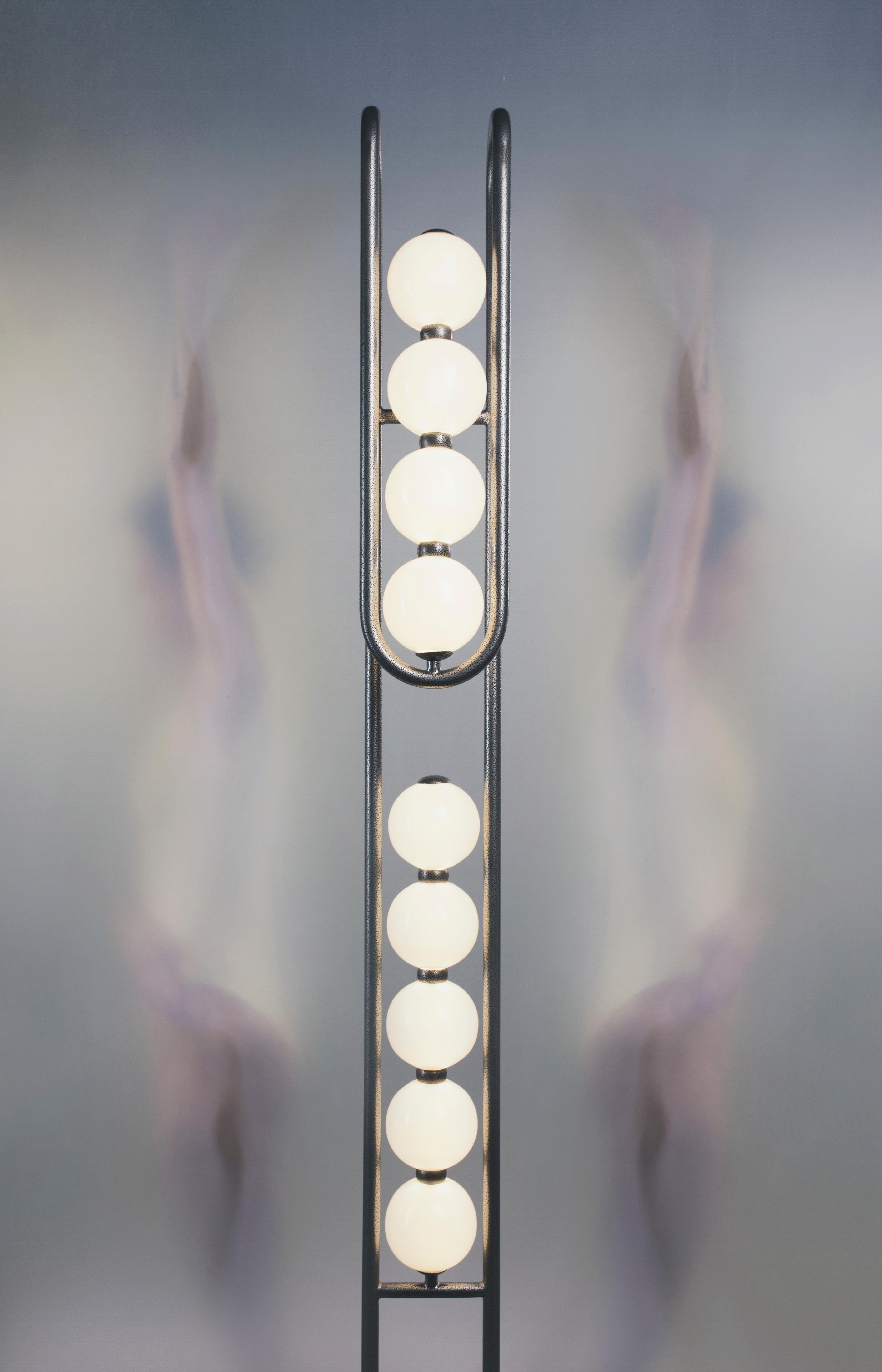 Des cadres métalliques épurés, fabriqués industriellement dans le plus pur style Bauhaus, forment le langage de cette collection de luminaires. La série est très polyvalente, peut être adaptée aux formats requis et disponible dans des finitions