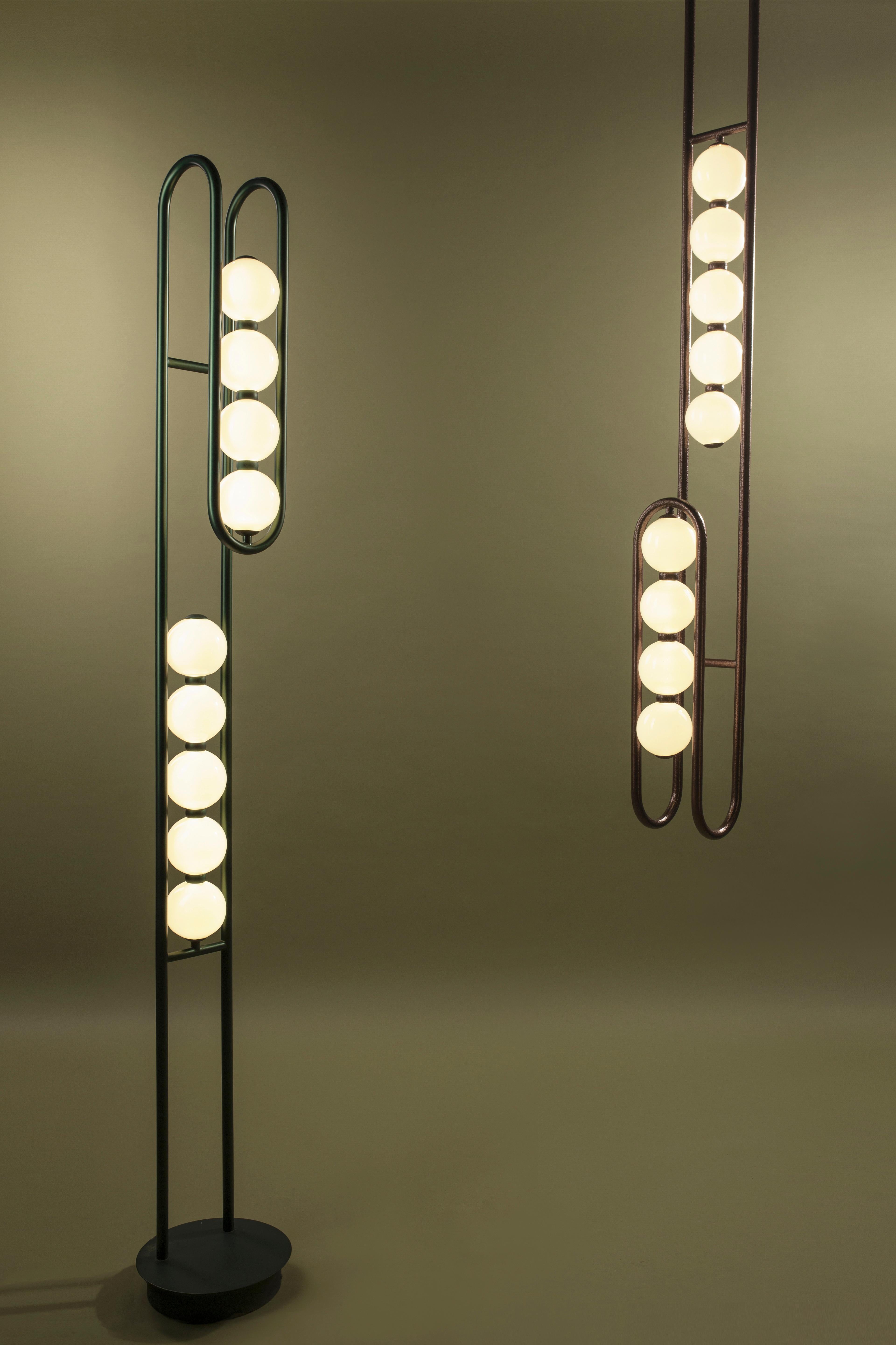 Indien Lampe sur pied J avec LED intégrées et acier fondu poudré en vente