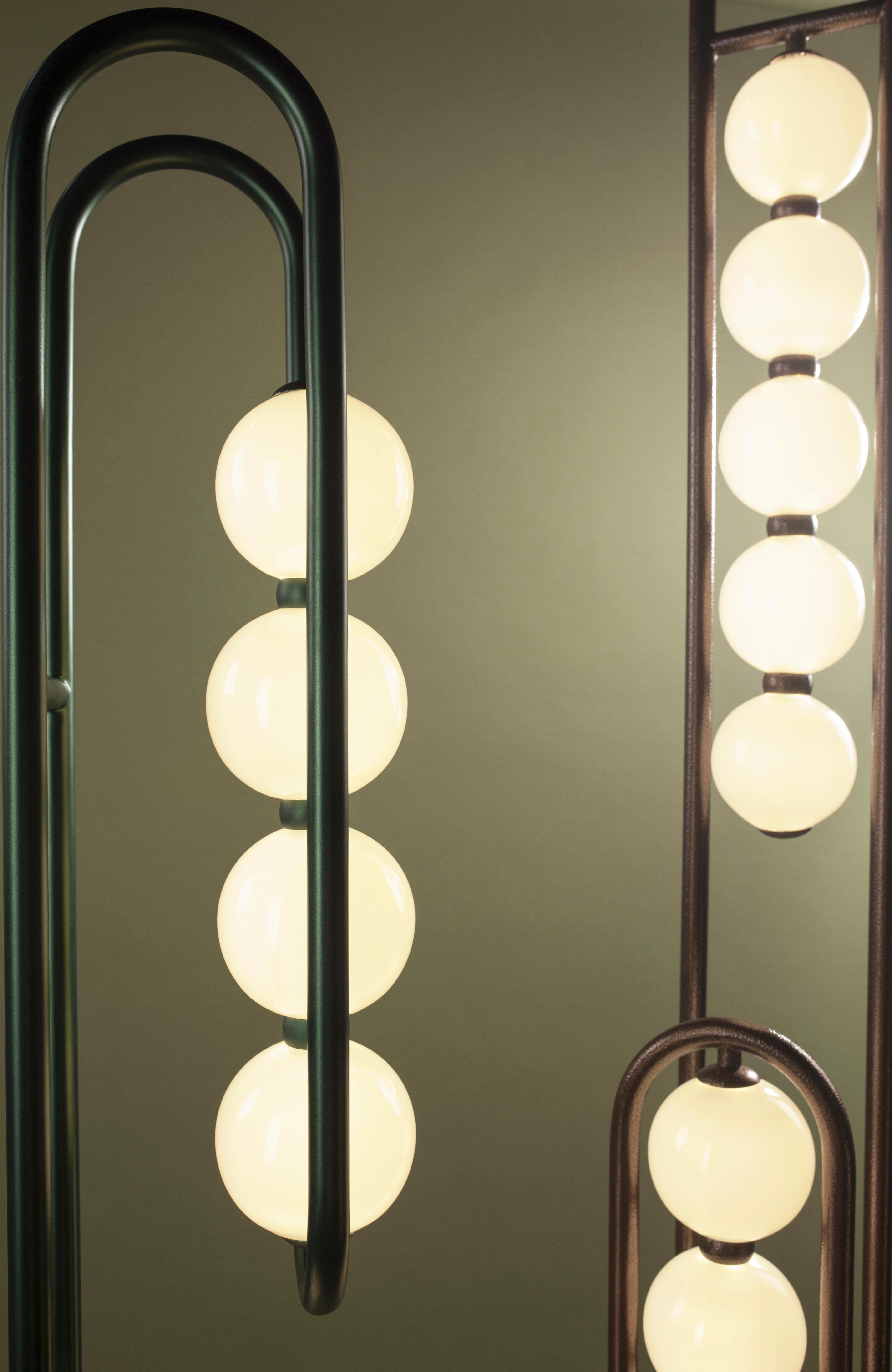 Fait main Lampe sur pied J avec LED intégrées et acier fondu poudré en vente
