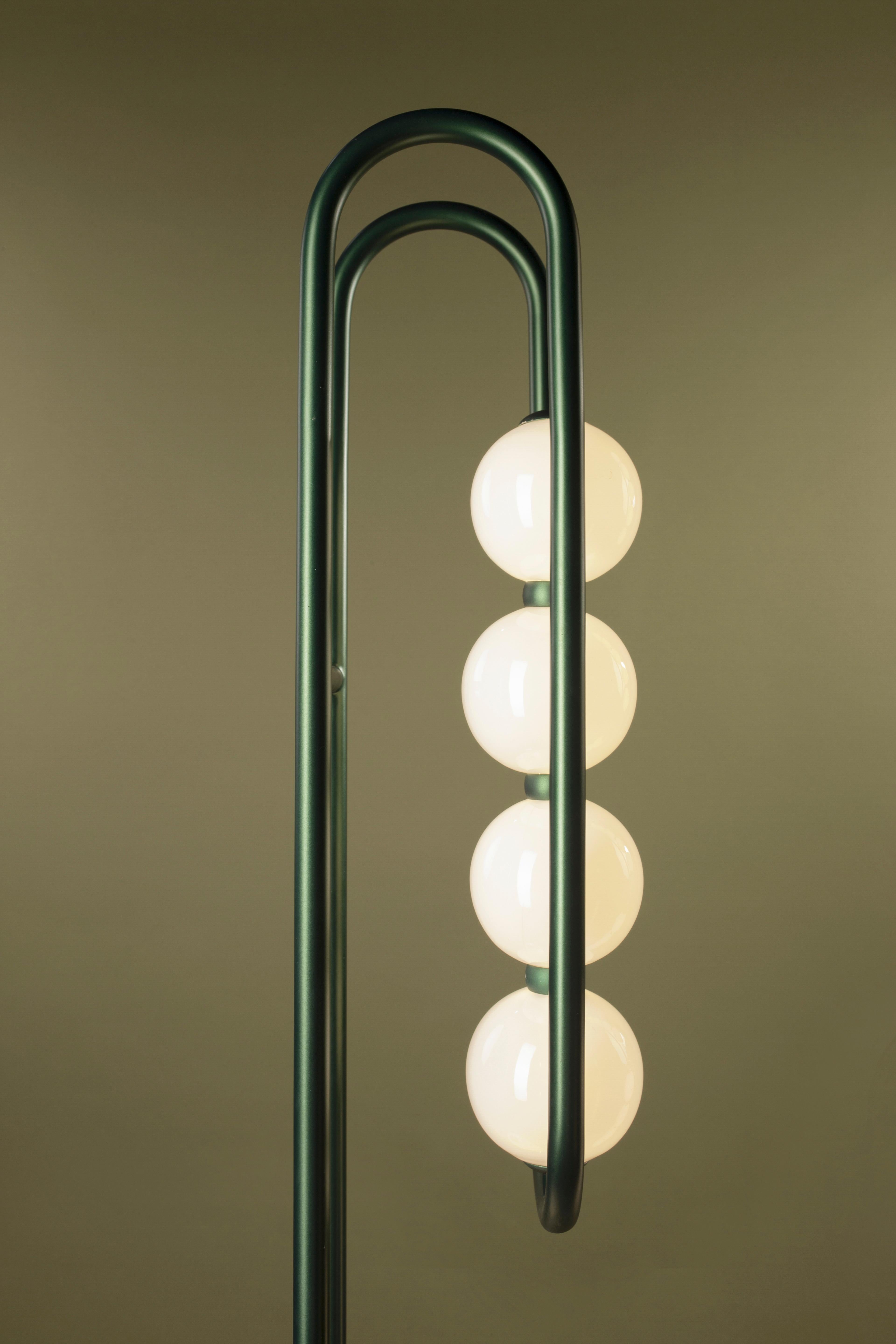 Lampe sur pied J avec LED intégrées et acier fondu poudré Neuf - En vente à Mumbai, Maharashtra