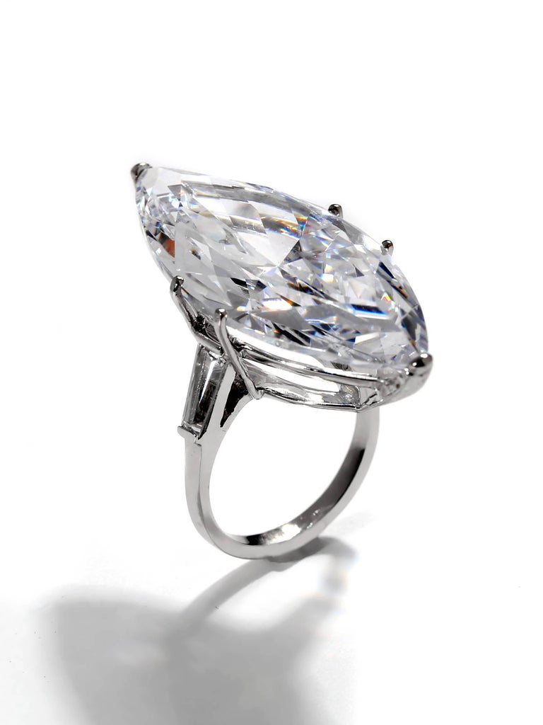The Jackie O' 40 Carat Marquise D Color Man Made Diamond Ring Copie sur  1stDibs France | _, image size:768x1024