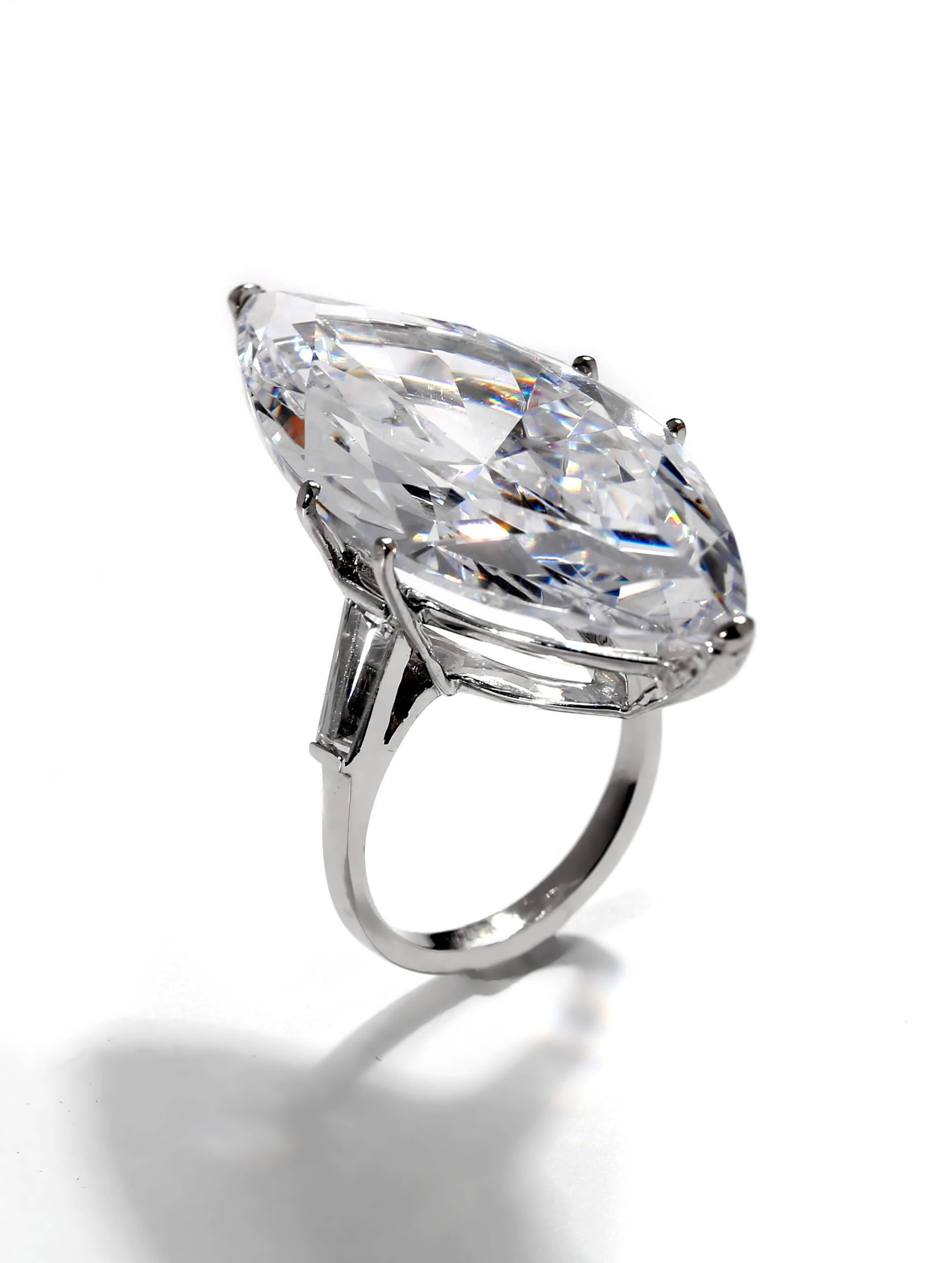 The Jackie O' 40 Karat Marquise D Farbe Man Made Großer Diamantring (Art déco) im Angebot