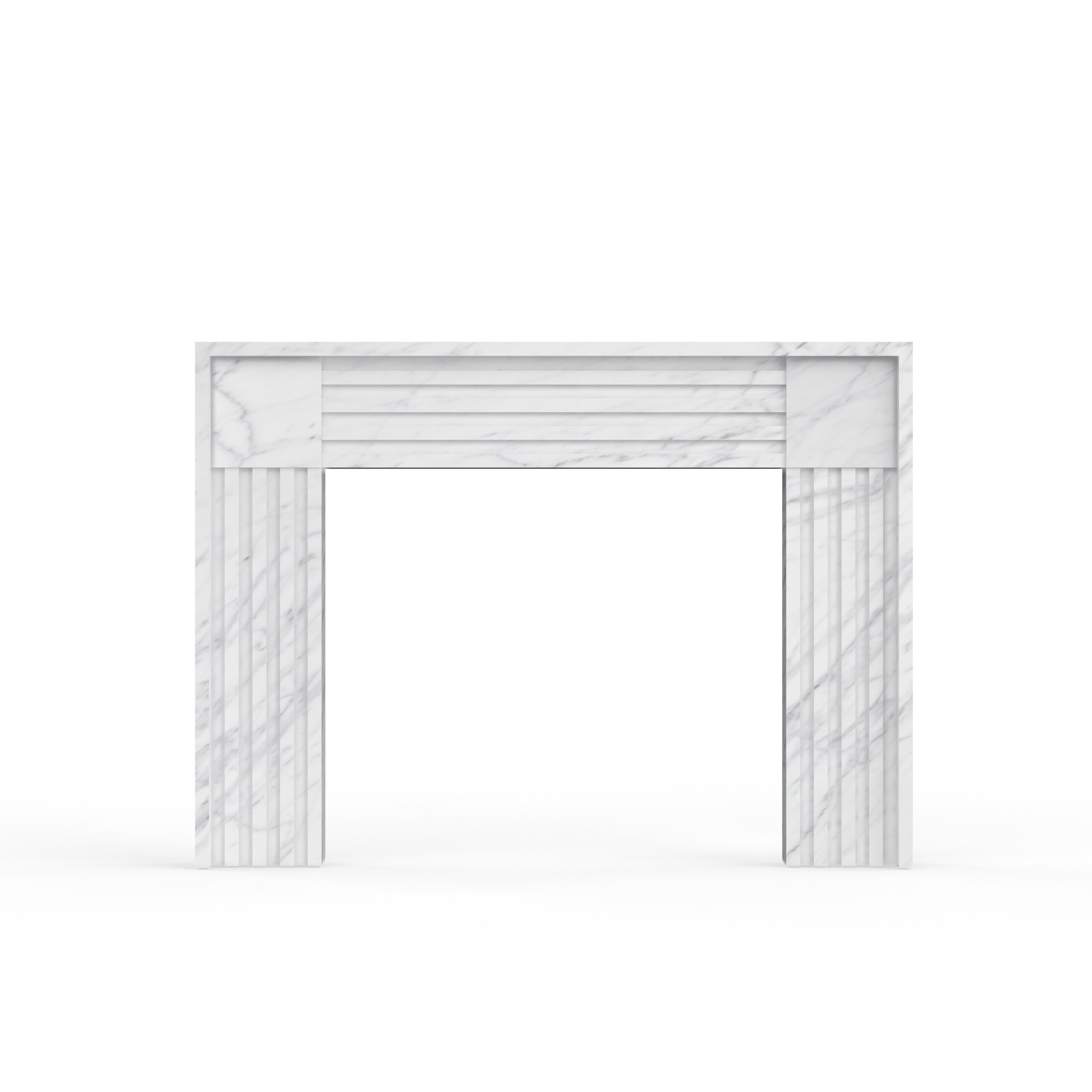 Le Jackson, de notre Collection S, est une cheminée moderne en pierre qui fait la part belle aux lignes, aux carrés et aux rectangles.  Deux panneaux carrés proéminents se trouvent de part et d'autre du linteau.  Les pieds rectangulaires ci-dessous