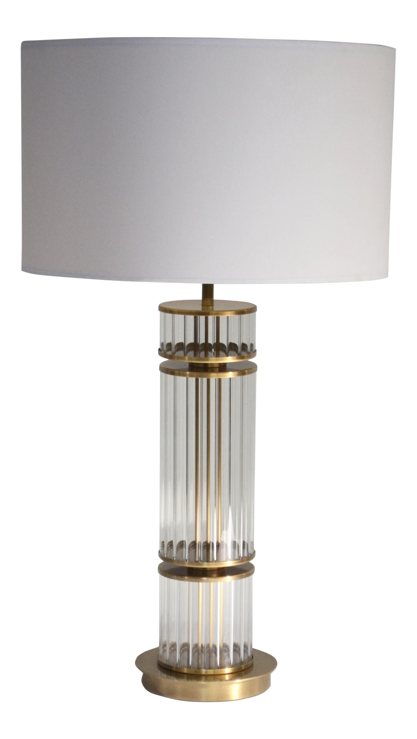 Die Jackson Tischleuchte ist eine moderne Säulenleuchte im Deco-Stil, die zu 100 % von Hand aus Messing und Glas mit Sorgfalt und Liebe zum Detail hergestellt wird. 

Das Zentrum besteht aus Borosilikatglas mit einem Durchmesser von 10 cm (4