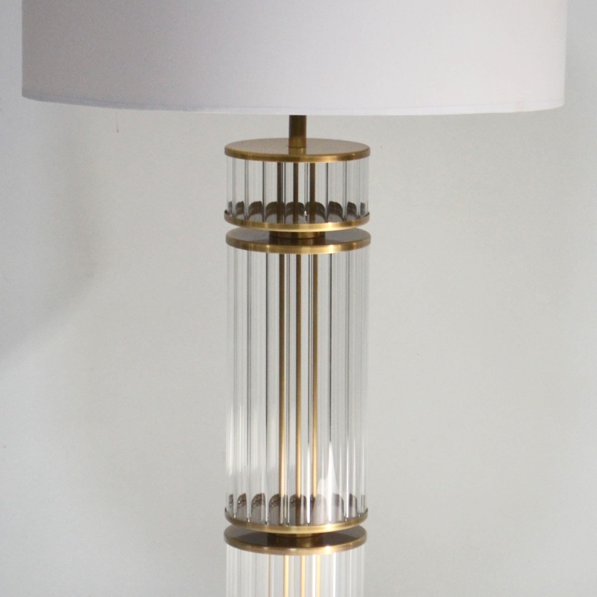 The Jackson Column Lamp, handgefertigt aus Schilfglas und antikem Messing (Britisch) im Angebot