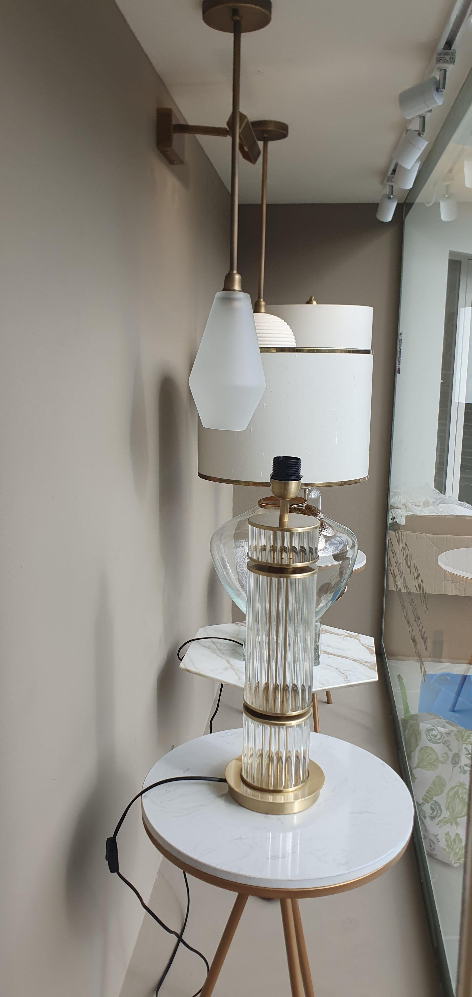 The Jackson Column Lamp, handgefertigt aus Schilfglas und antikem Messing (Gebürstet) im Angebot
