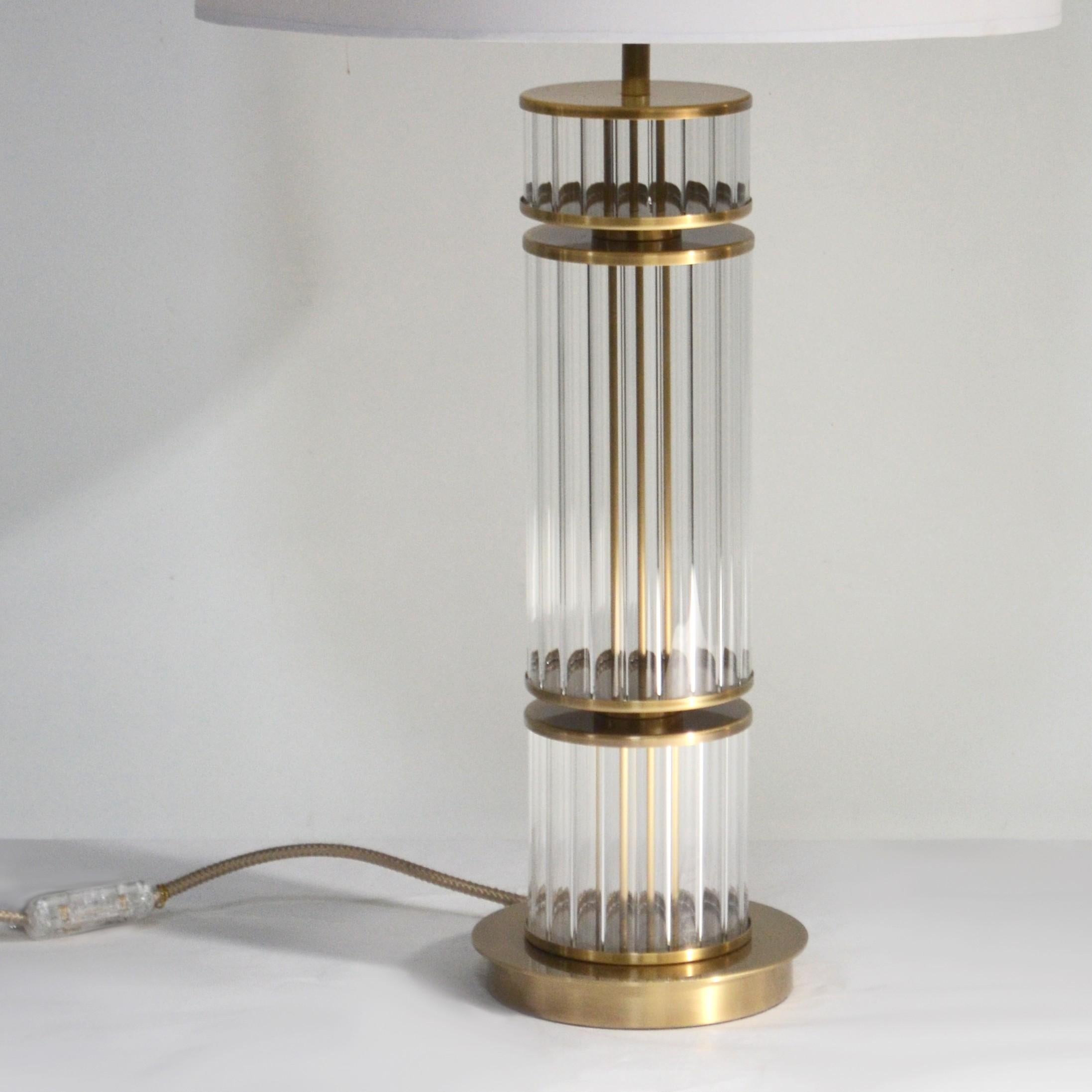 The Jackson Column Lamp, handgefertigt aus Schilfglas und antikem Messing (21. Jahrhundert und zeitgenössisch) im Angebot
