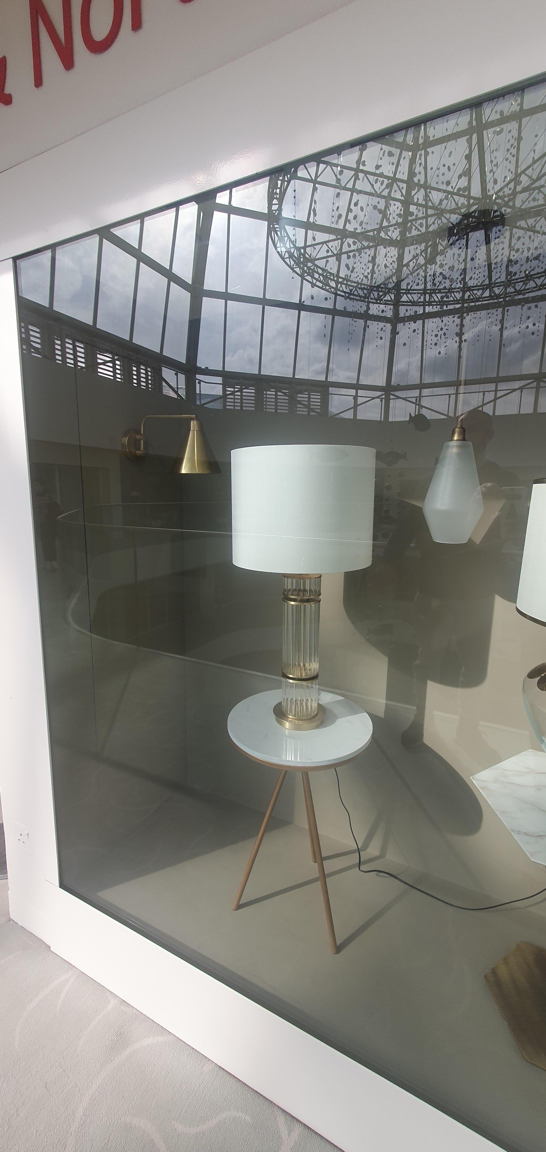 The Jackson Column Lamp, handgefertigt aus Schilfglas und antikem Messing im Angebot 1