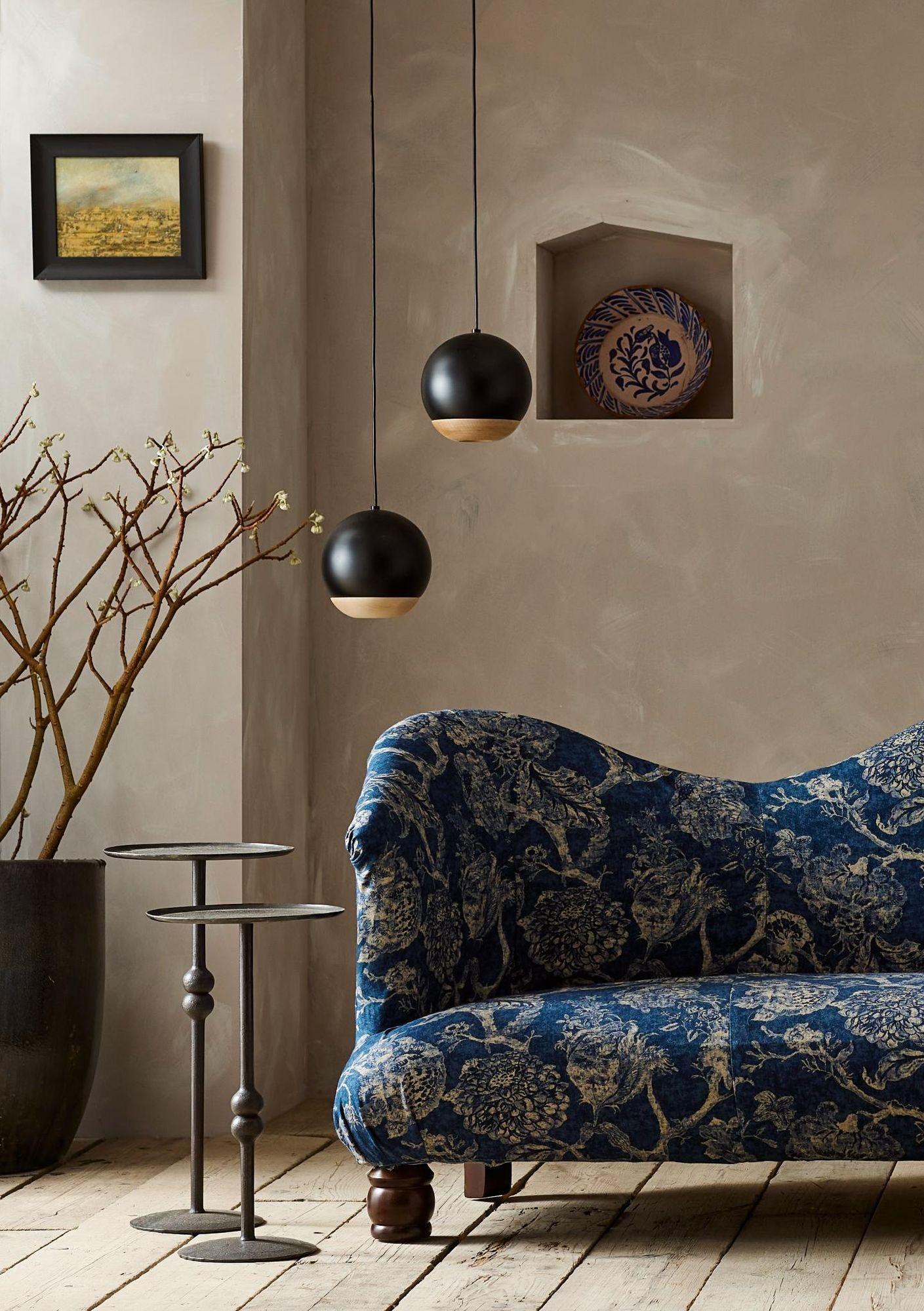 Dies ist unser Jaipur-Sofa. Inspiriert von einem originalen anglo-indischen Sofa, das wir auf unseren Reisen gefunden haben. Wir wollten ein aufsehenerregendes Möbelstück schaffen, das Design und Zweckmäßigkeit miteinander verbindet, und wir