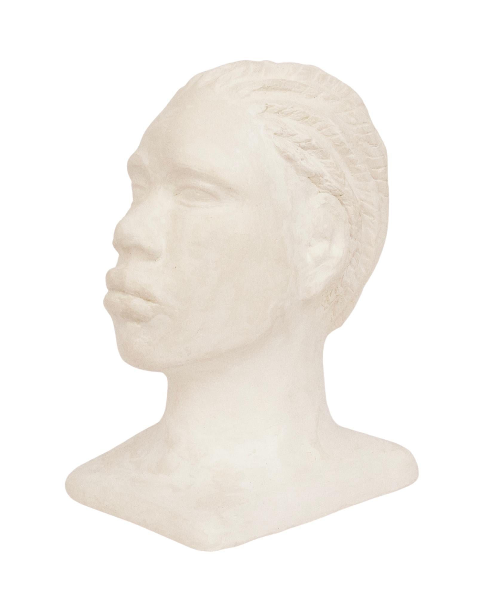 Ispirato alla tradizione di artisti come Edmonia Lewis, Elizabeth Catlett e Augusta Savage, The Jamal Bust dell'artista haitiano-americana Jean-Baptiste è una celebrazione della bellezza della vita e dei corpi neri. Fusa in gesso e realizzata a mano