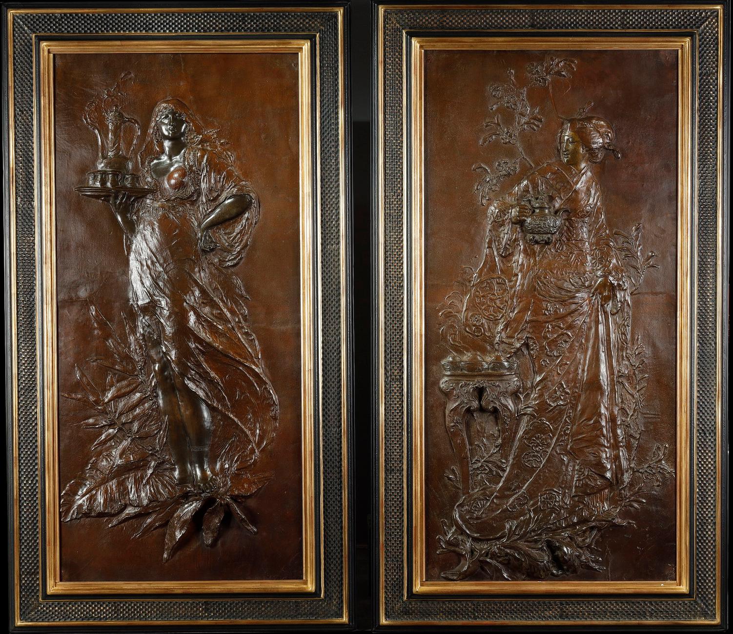 Important pair of metal with double patina plaques representing an Oriental woman and a Japanese woman, both dressed in traditional outfits, during the tea ceremony. Each is presented in a black and gold painted wooden frame.

Louis Hottot