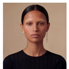 Gli orecchini a goccia con diamante Cecil da 4,5 carati, taglio trilione e smalto