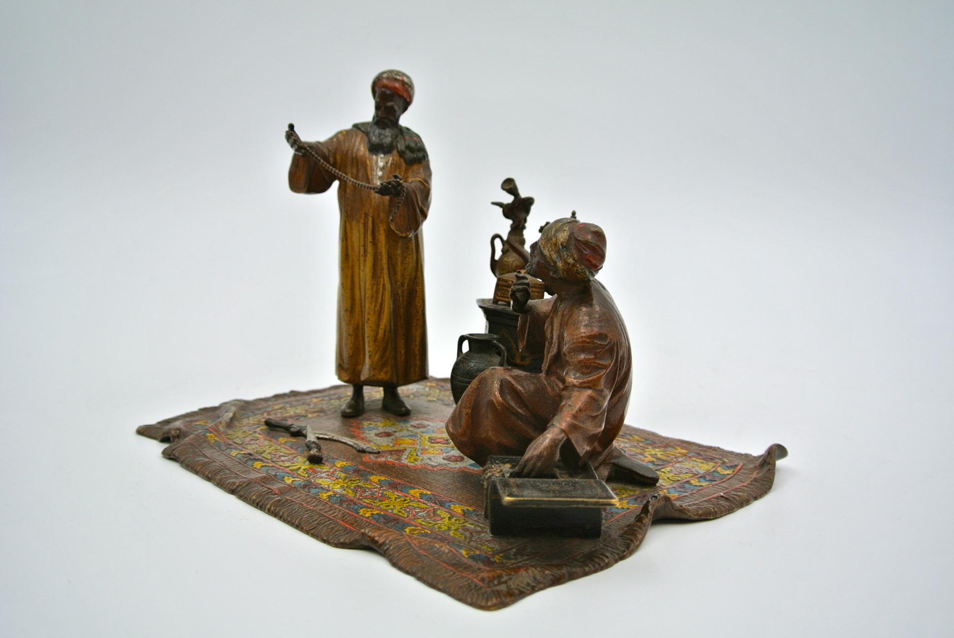Bronze the jewellery merchant and his client by Anton Chotka, Vienna, late 19th-early 20th century.
Measures: H 16 cm, W 22 cm, D 18 cm.