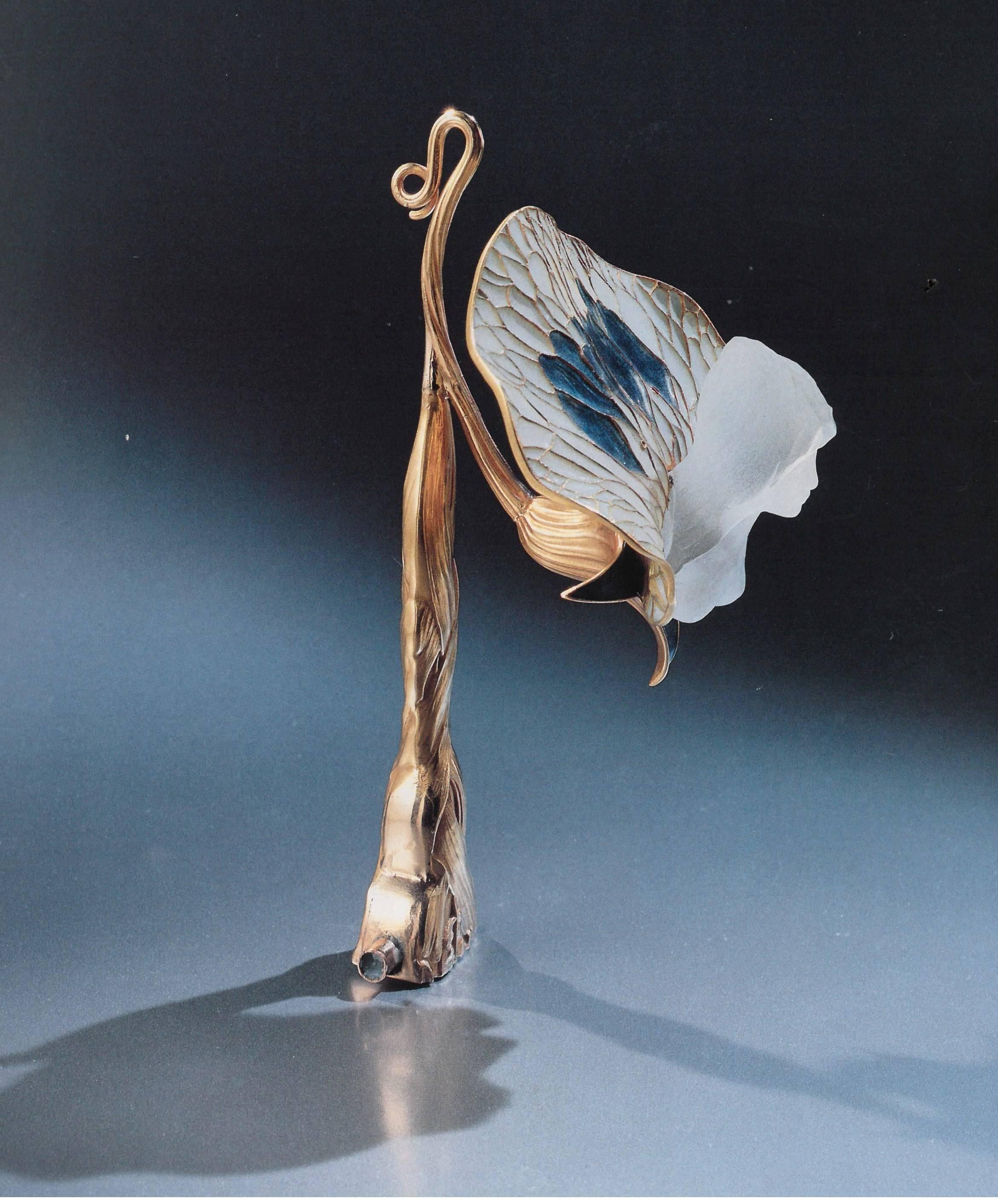Der Name Rene Lalique (1860-1945) ist in der ganzen Welt bekannt und steht für eines der außergewöhnlichsten dekorativen Vokabulars dieses Jahrhunderts. Er war vor allem als Meister der Glaskunst bekannt, entwarf aber auch exquisite Schmuckstücke,
