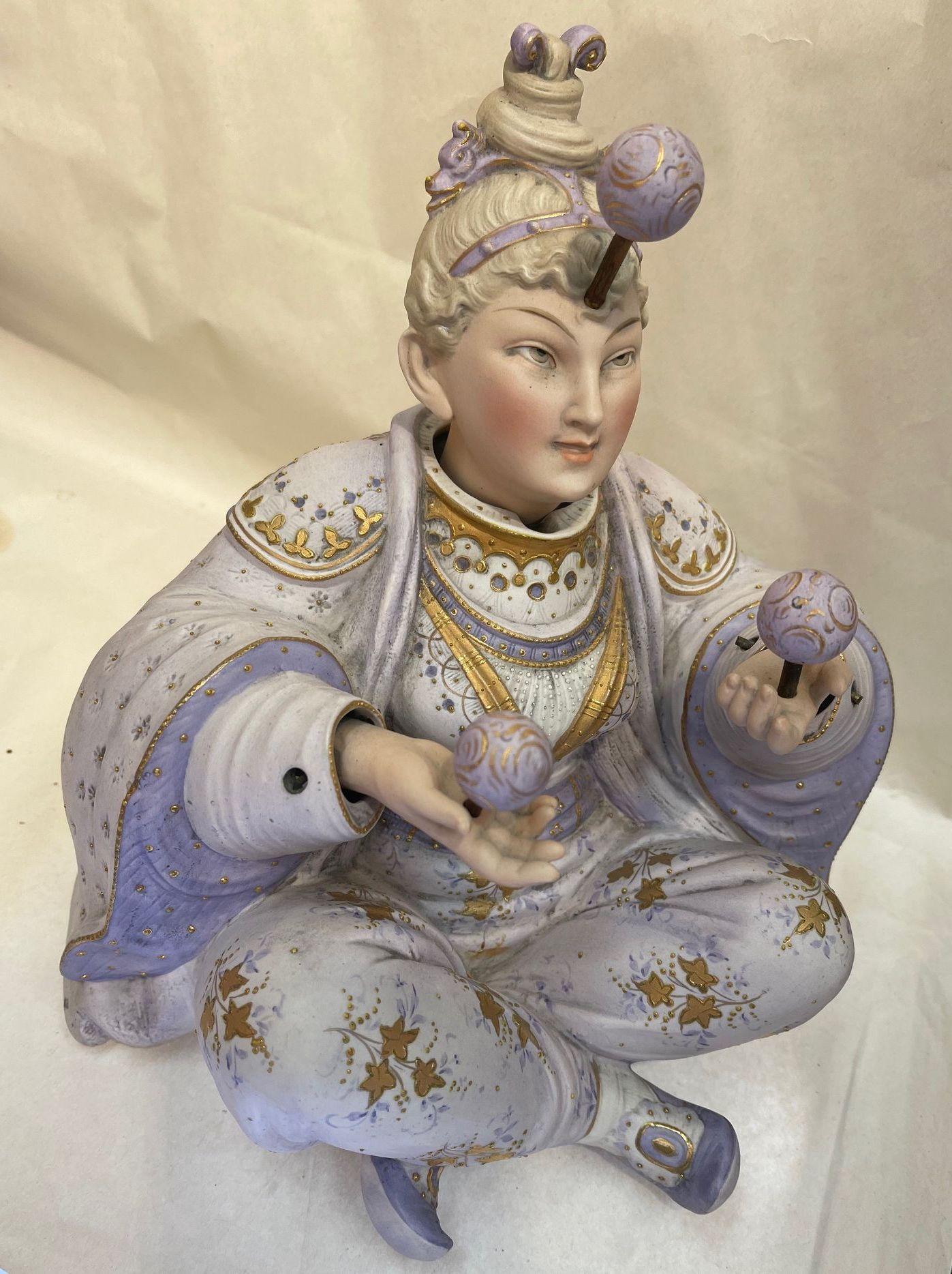 ¡Simplemente fabuloso! Figurita de porcelana bizcocho vintage del Jogger Nodder. Moviéndose de un lado a otro con la cabeza y las manos haciendo malabarismos con pelotas. ¡Gran movimiento! ¡Bellamente pintado y hecho a mano! La Figura mide aprox.